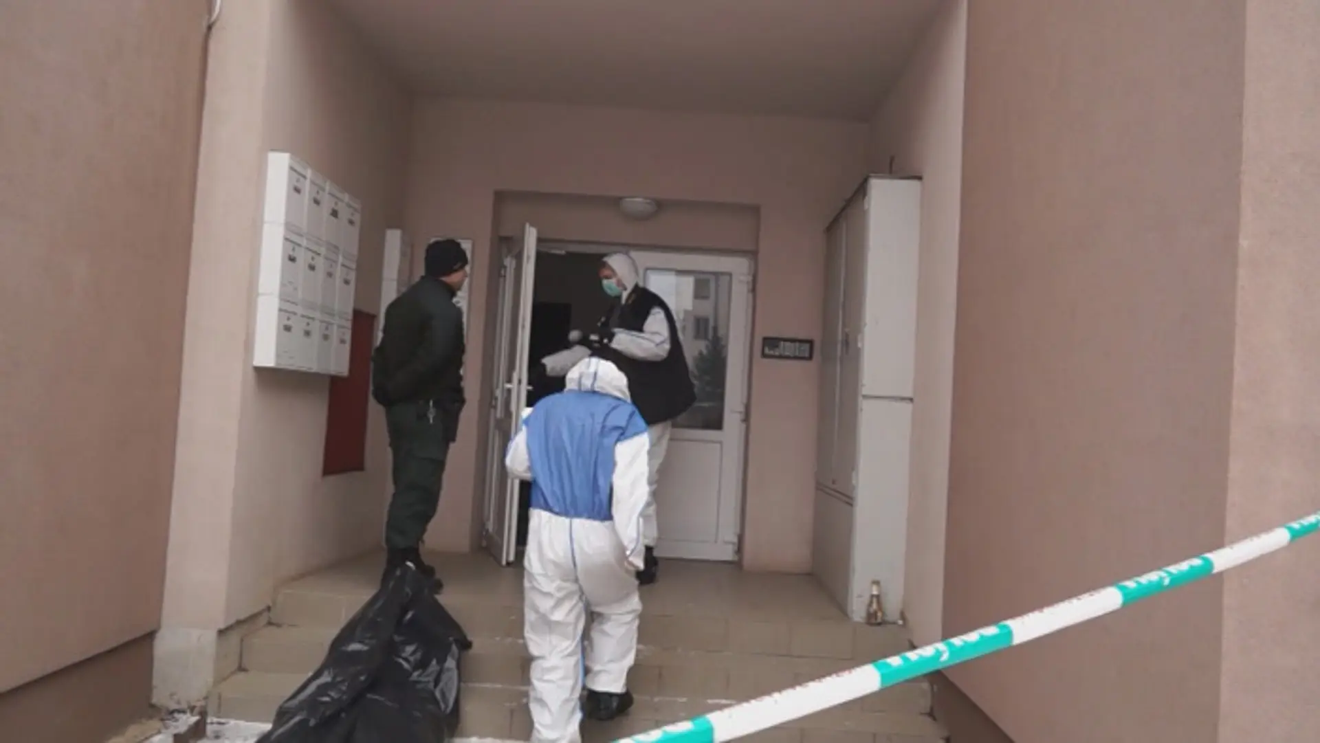 Mŕtve telo policajta pred bytovkou v Jelšave.