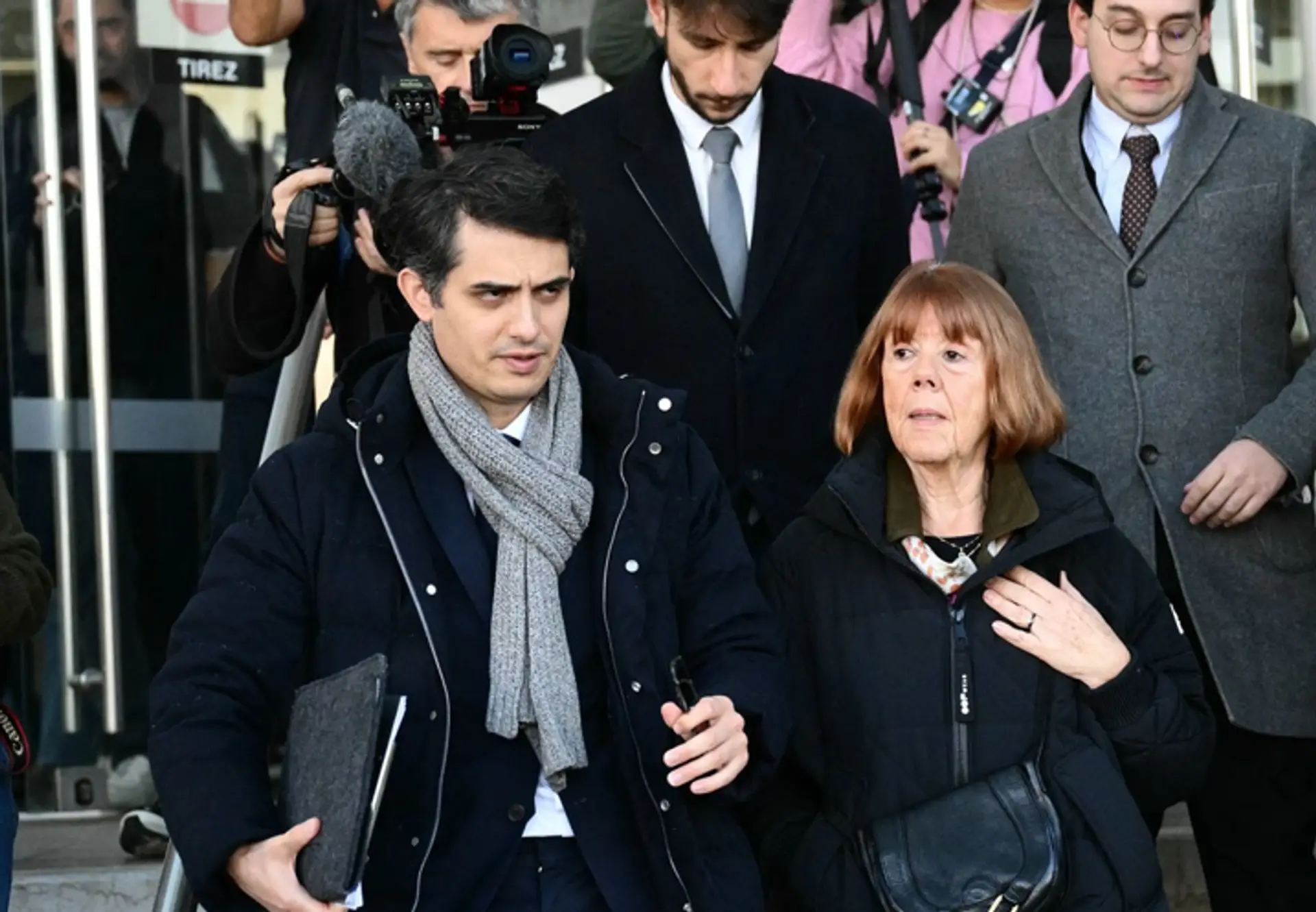 Na snímke Gisele Pelicotová a jej právnik.