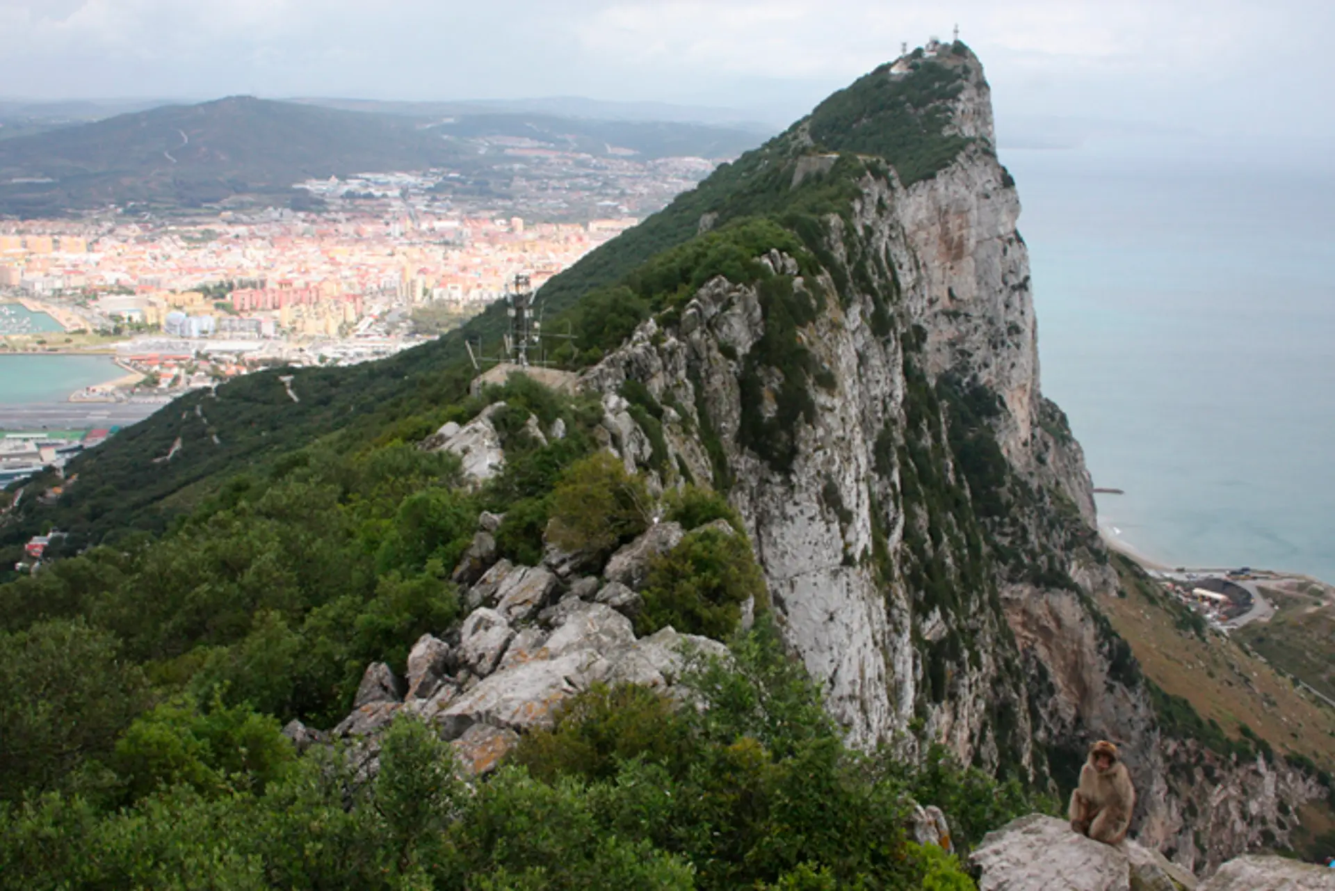 Pohľad na Gibraltár - zámorské územie Spojeného kráľovstva.