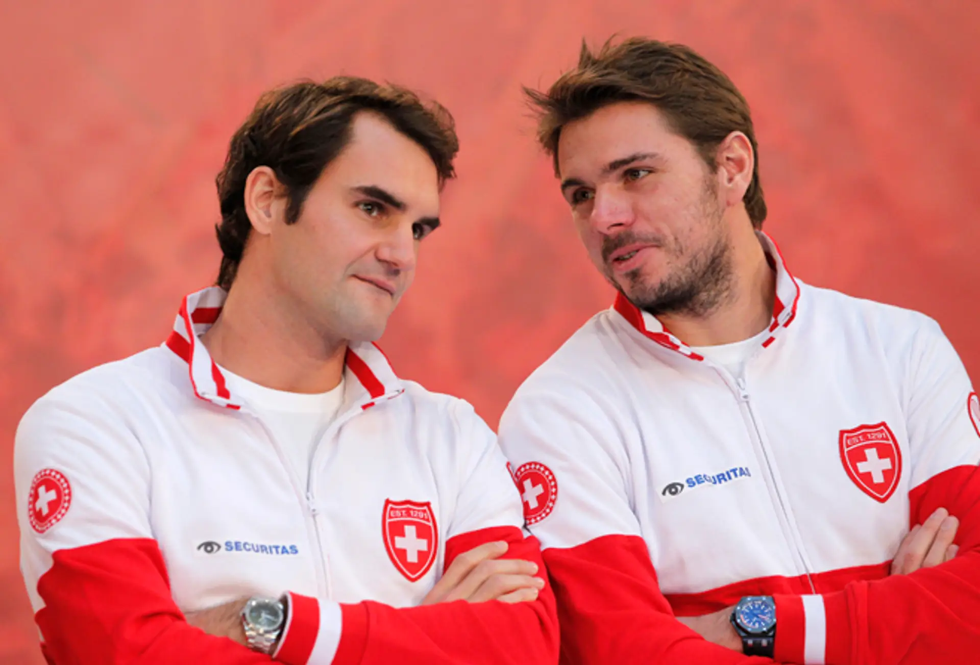 Švajčiarski tenisti Stanislas Wawrinka (vpravo) a Roger Federer pri žrebe DC v Lille.