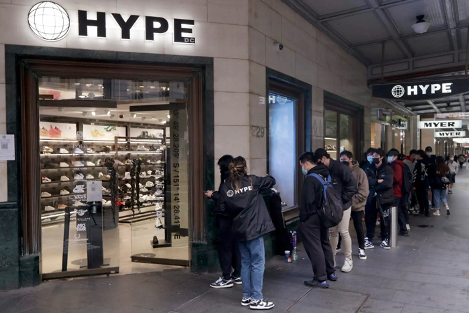 Zakazníci čakajú na otvorenie obchodu v Sydney po skončení lockdownu.