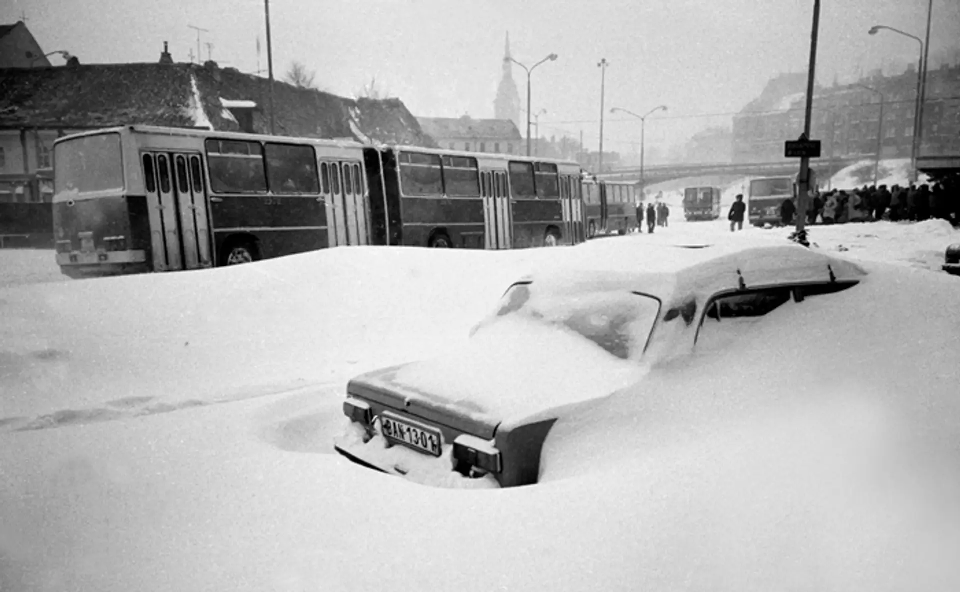 Zaviate auto na Zochovej ulici v Bratislave na archívnej snímke z 12. januára 1987.