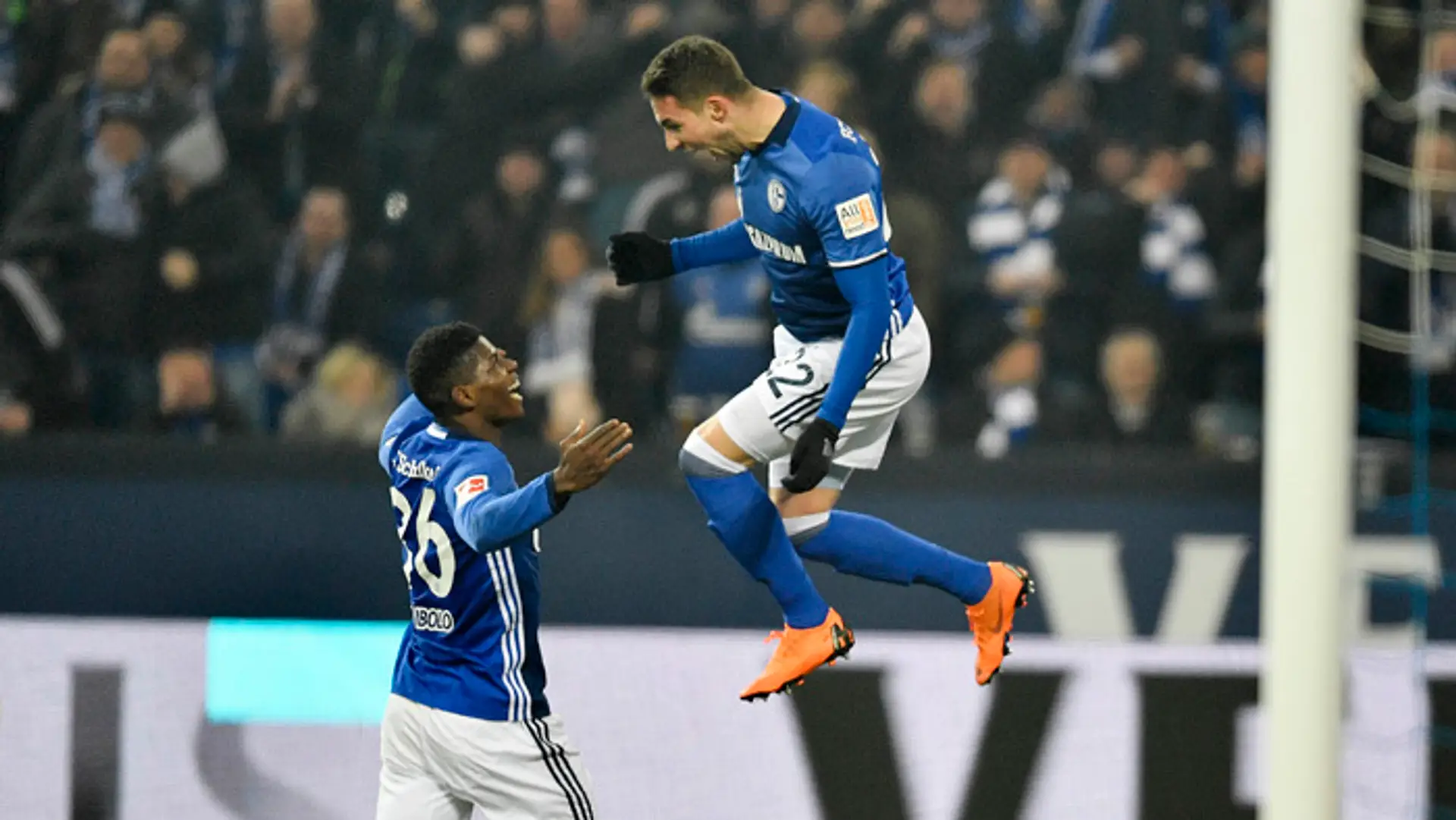 Marko Pjaca (hore) zo Schalke sa teší z gólu so spoluhráčom Breelom Embolom.