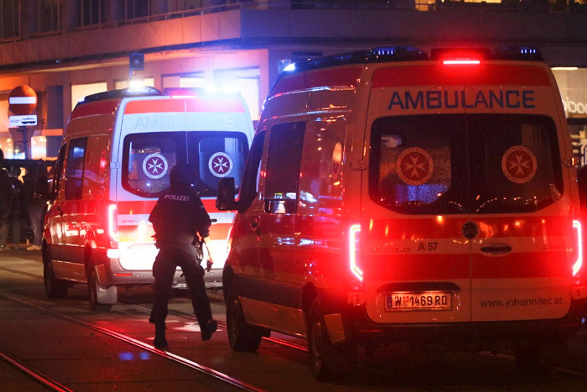 Na videosnímke policajti zasahujú na mieste po streľbe neďaleko synagógy 2. novembra 2020 vo Viedni.