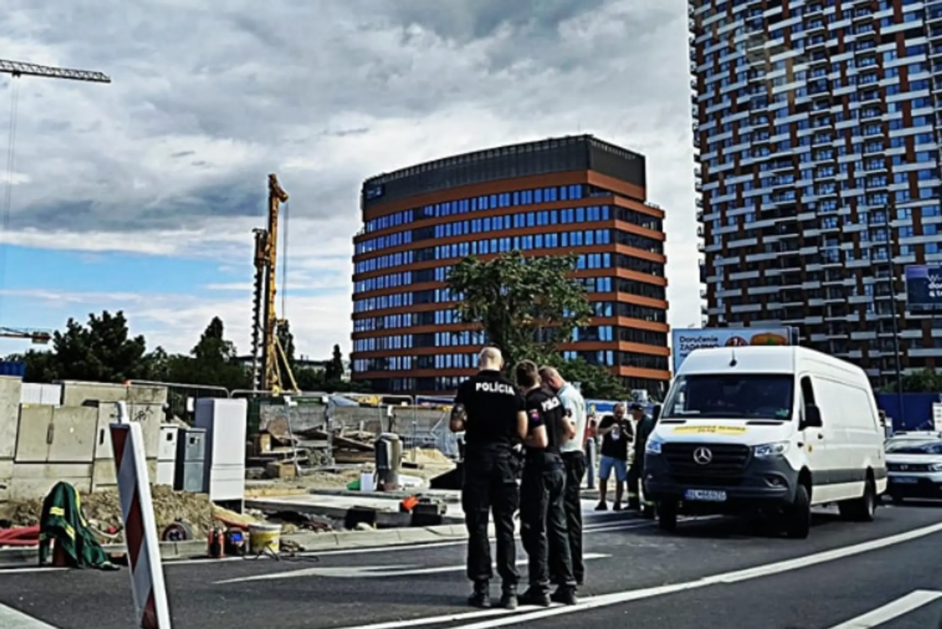 Polícia riadi dopravu pri Moste Apollo.