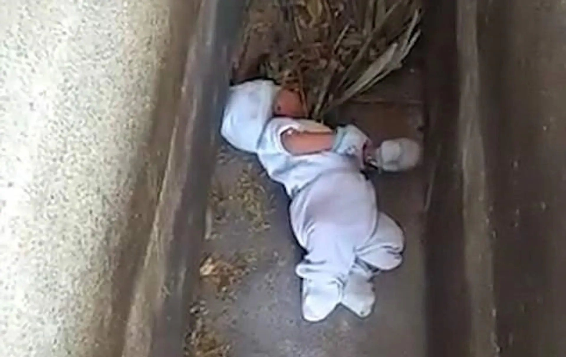 Bábätko nechala matka ležať na zemi na cintoríne