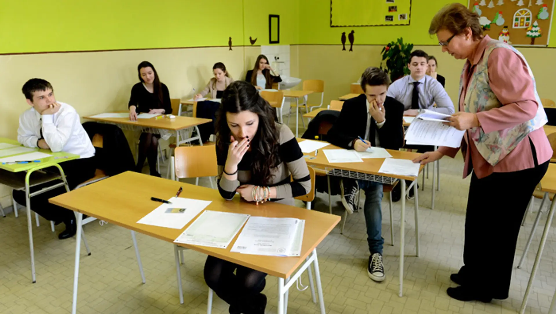Študenti Gymnázia na Poštovej ulici v Košiciach počas písomných maturitných testov zo slovenského jazyka a literatúry. 