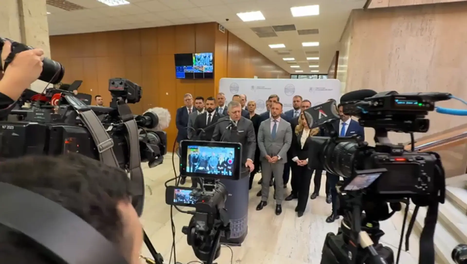 Na snímke premiér Robert Fico a ďalší členovia vlády.