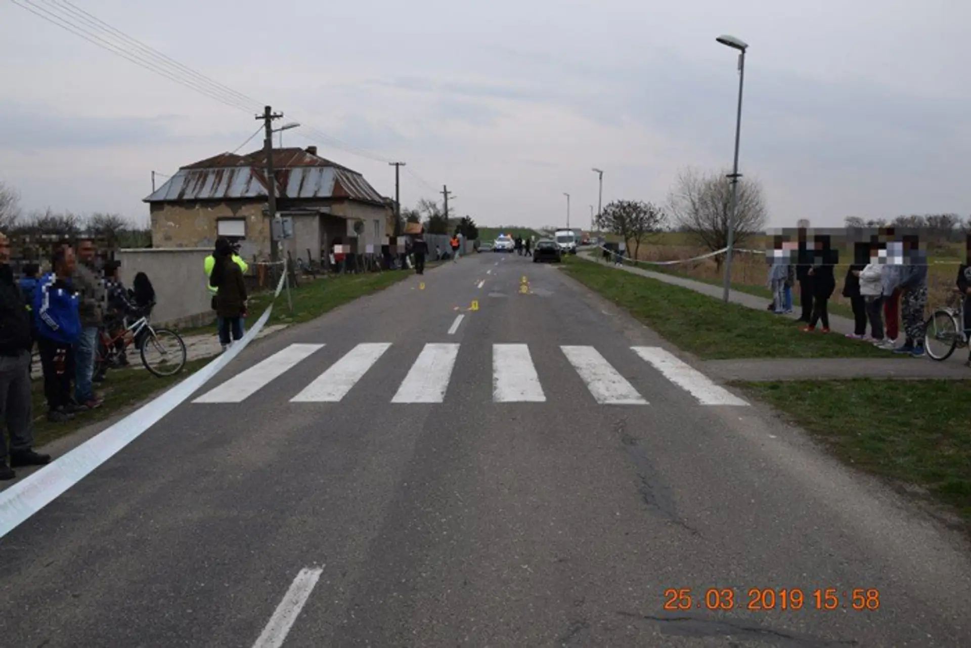Polícia dokumentuje nehodu v obci Drahňov.