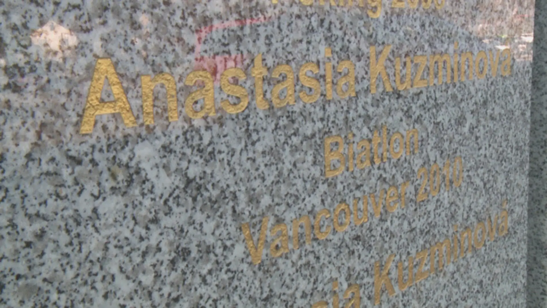 Tabuľa so zlatými písmenami našej zlatej olympioničky Anastasie Kuzminovej pred VŠC Dukla Banská Bystrica.