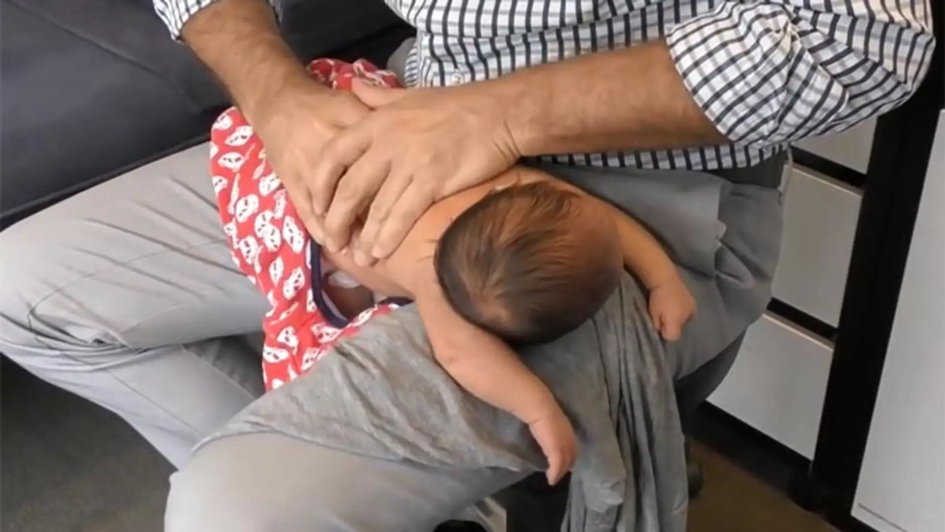 Chiropraktik ukazuje, ako lieči koliku a reflux u detí.