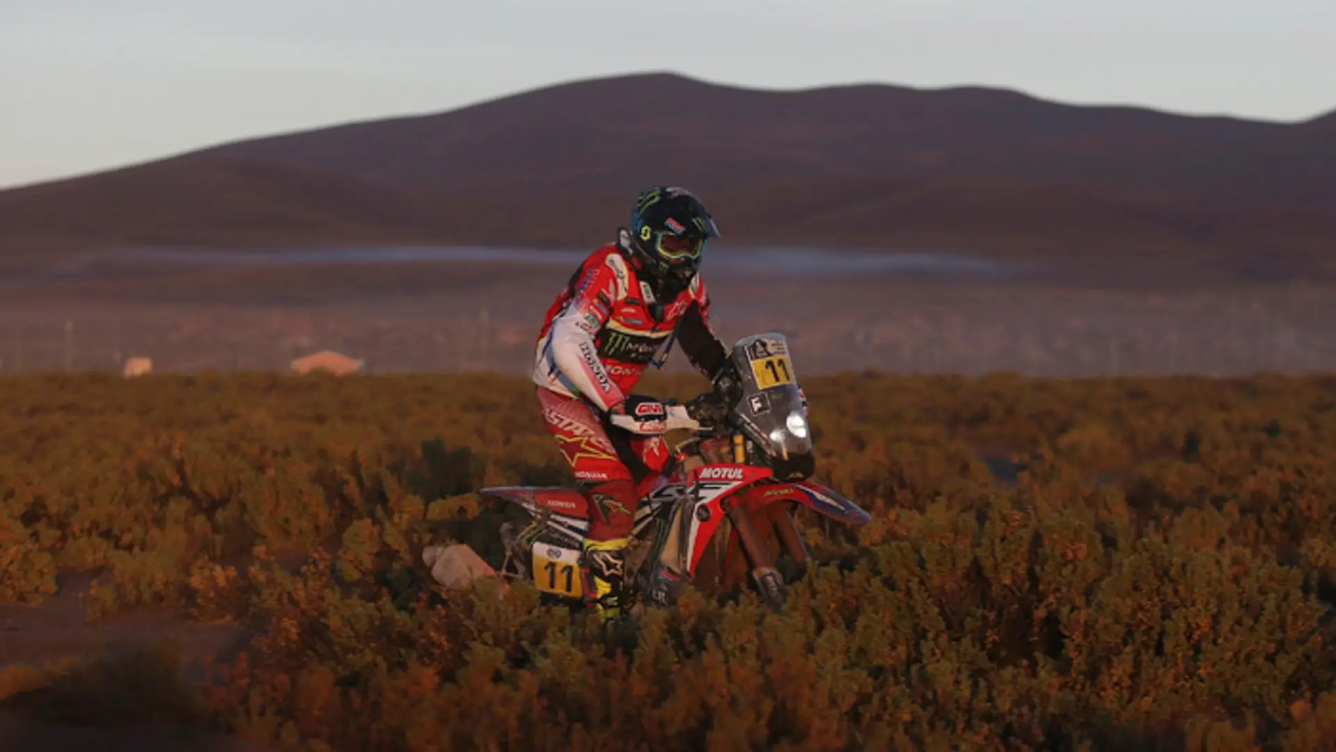 Španielsky motocyklista Joan Barreda Bort na Honde počas 8. etapy Rely Dakar.