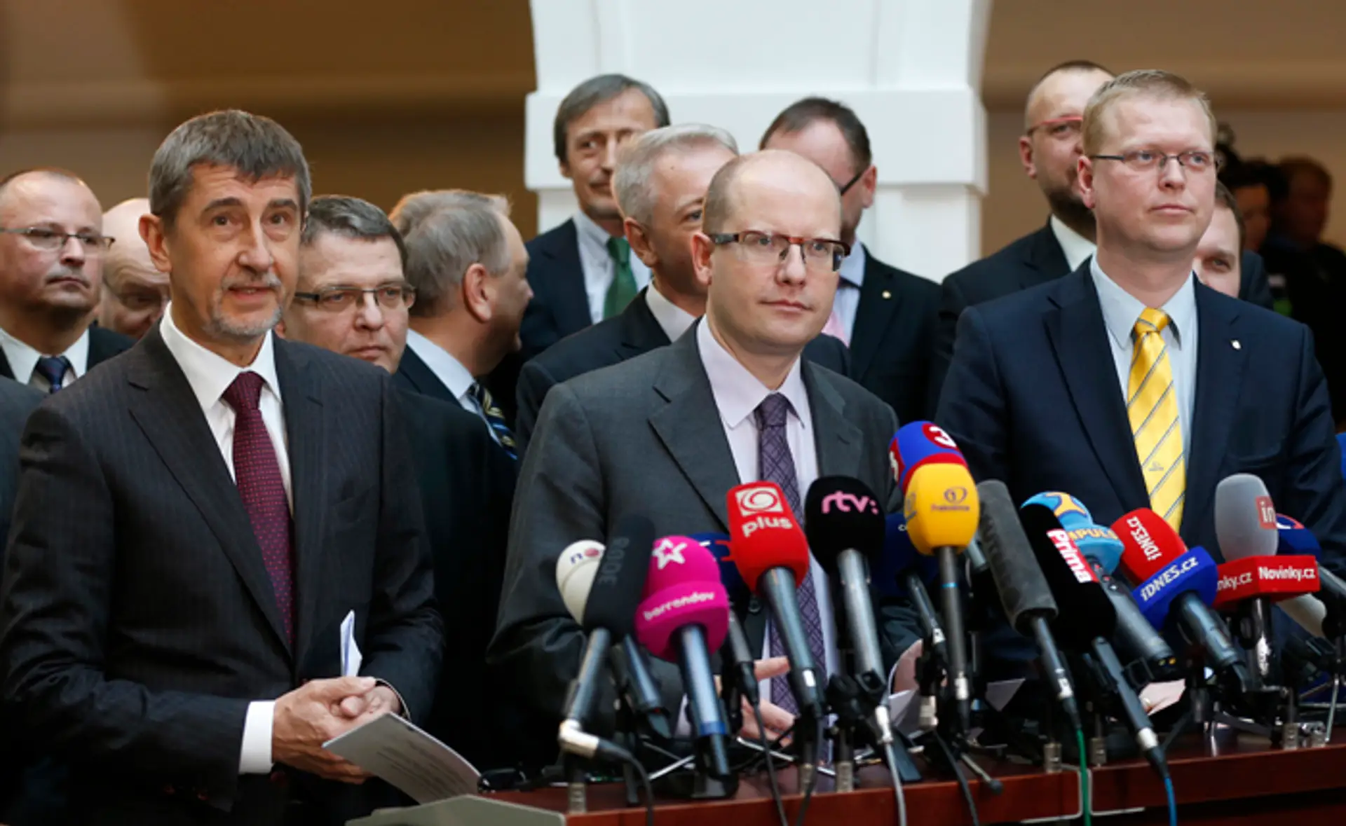 Predseda ČSSD Bohuslav Sobotka (uprostred), predseda hnutia ANO Andrej Babiš (vľavo) a predseda KDU-ČSL Pavel Bělobrádek (vpravo
