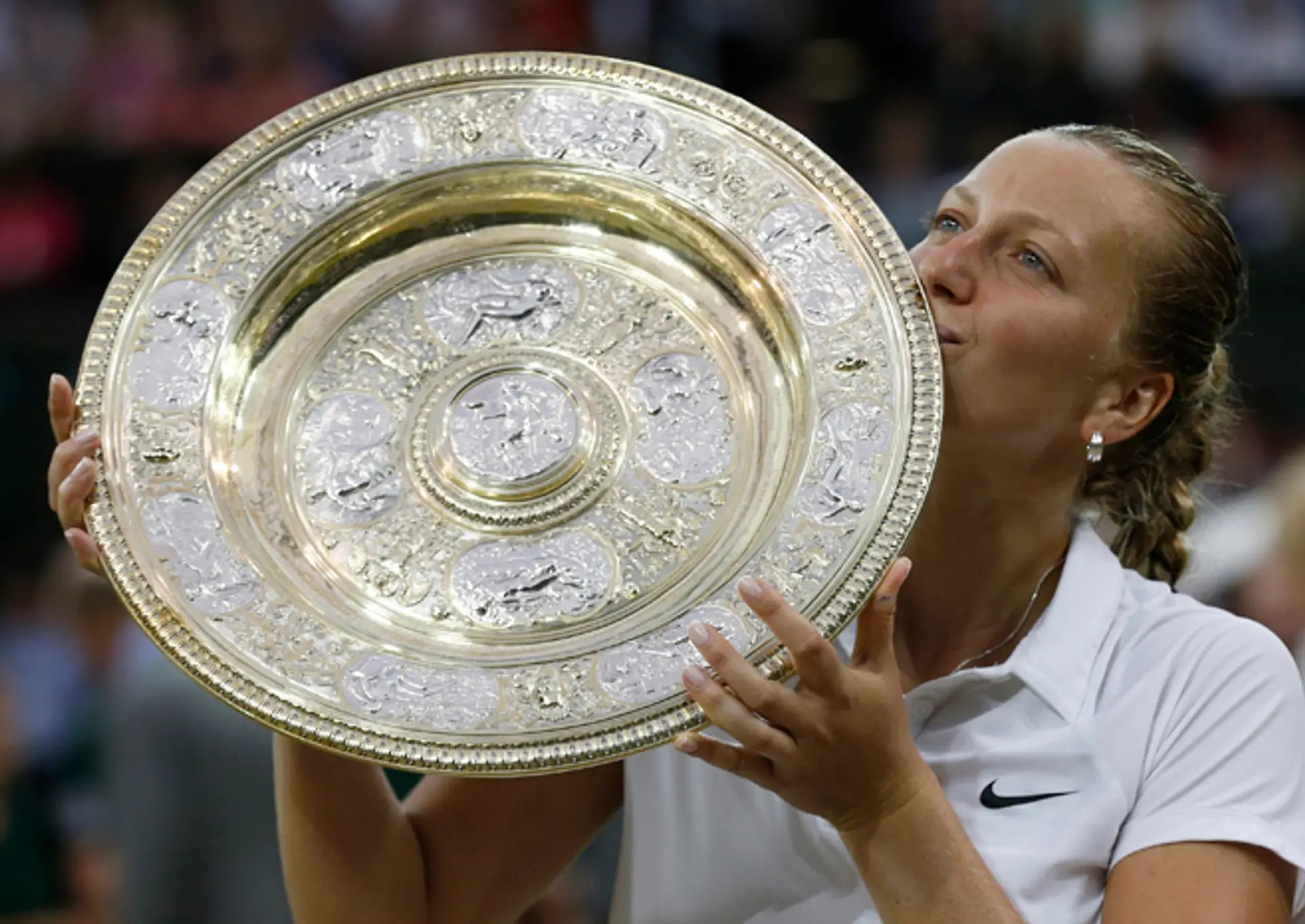 Česká tenistka Petra Kvitová bozkáva wimbledonskú trofej po jej víťazstve vo finále 