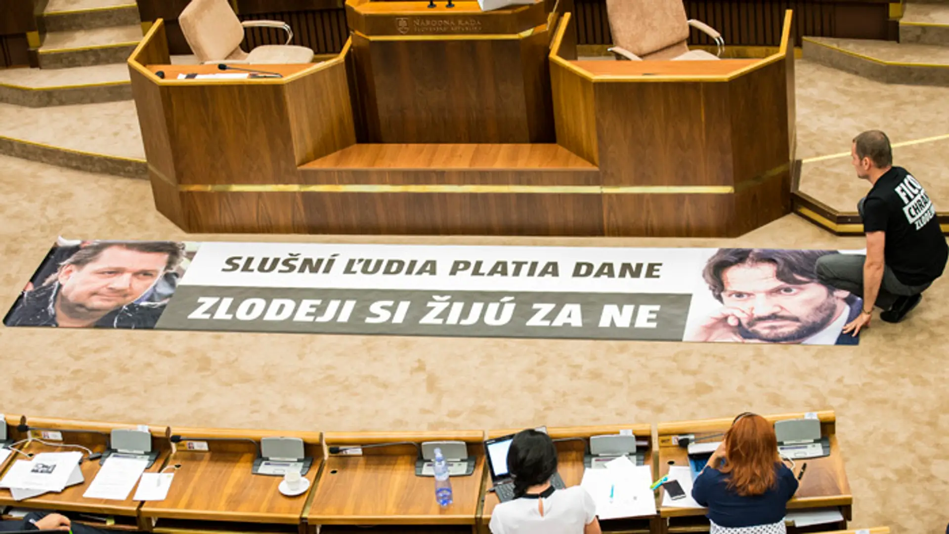 Predseda NR SR Andrej Danko pre tento plagát prerušil schôdzu, ktorá sa venovala odvolávaniu ministra vnútra Roberta Kaliňáka 