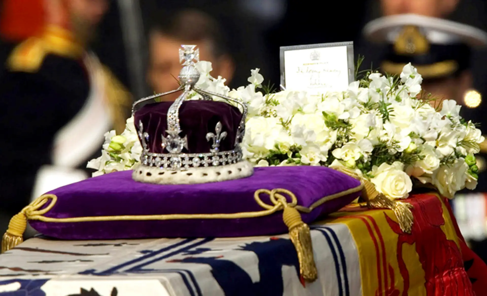 Kráľovská koruna s diamantom Koh-i-noor.