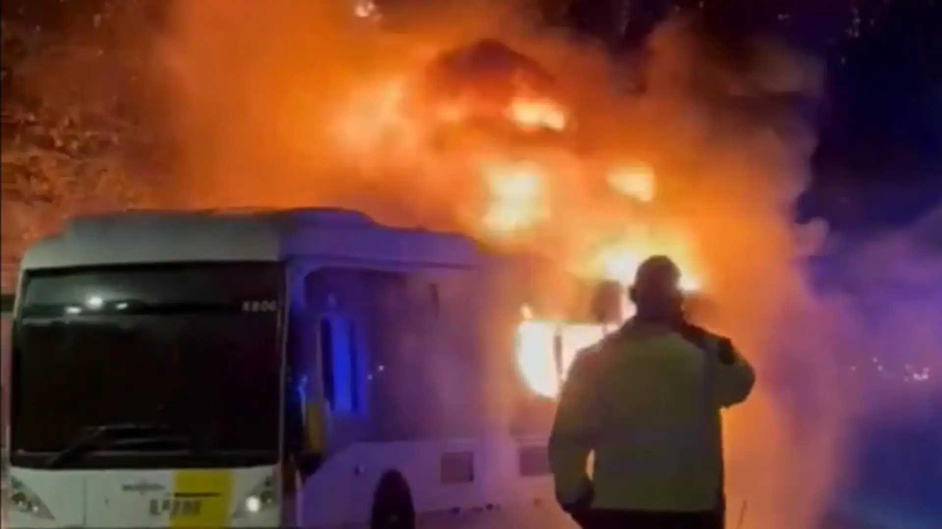 Autobus s fanúšikmi začal horieť. (cropped)