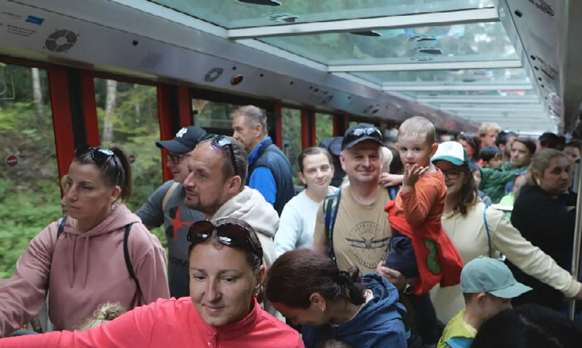 Na snímke turisti v Tatrách.