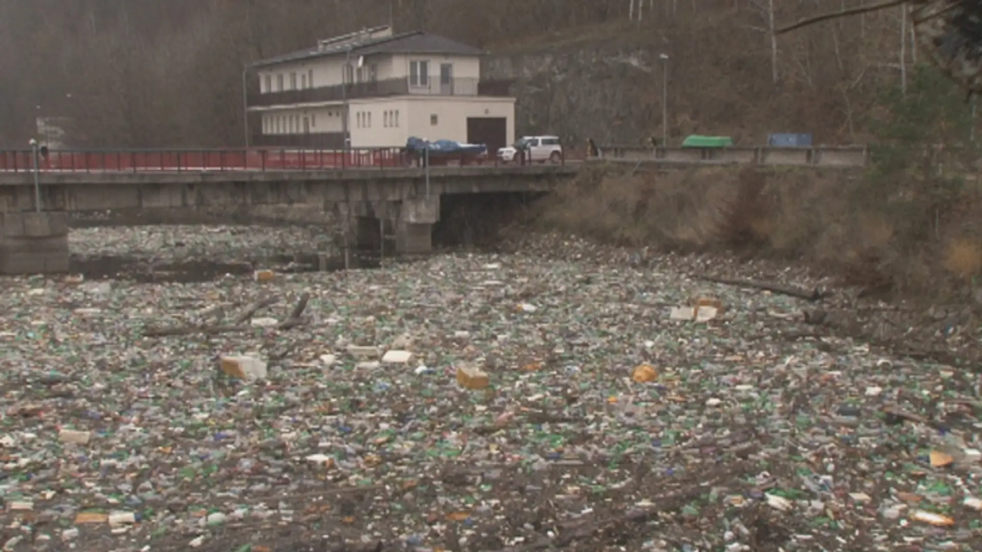 Znečistený Ružín.