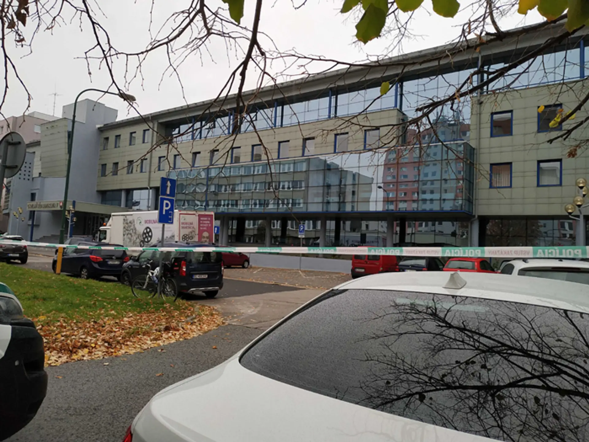 Policajná páska pred súdom v Petržalke, kde nahlásili bombu.