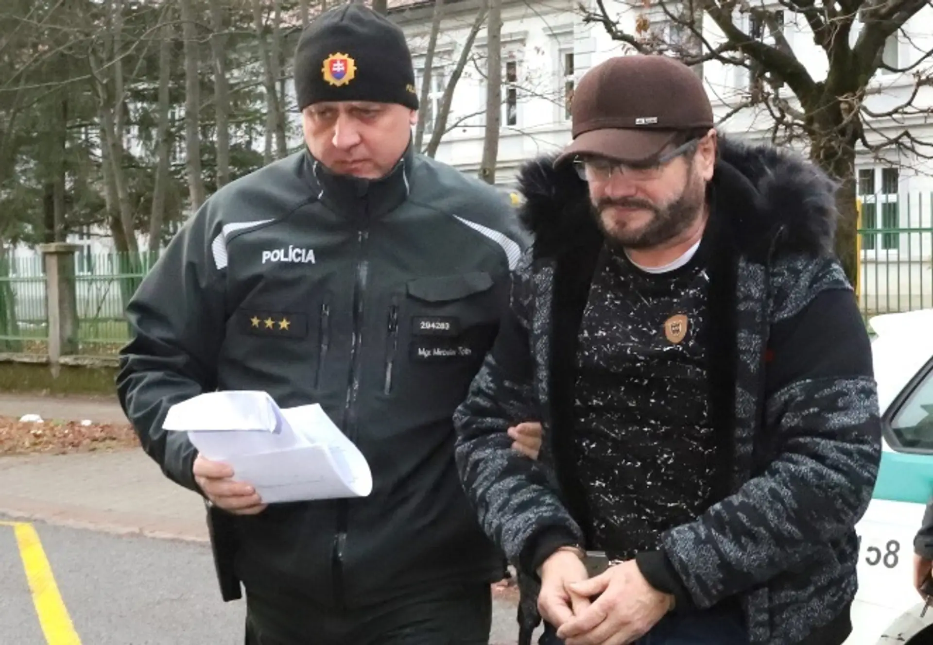 Breznianskeho podnikateľa Igora Šajgala privádzajú na súd v Banskej Bystrici.