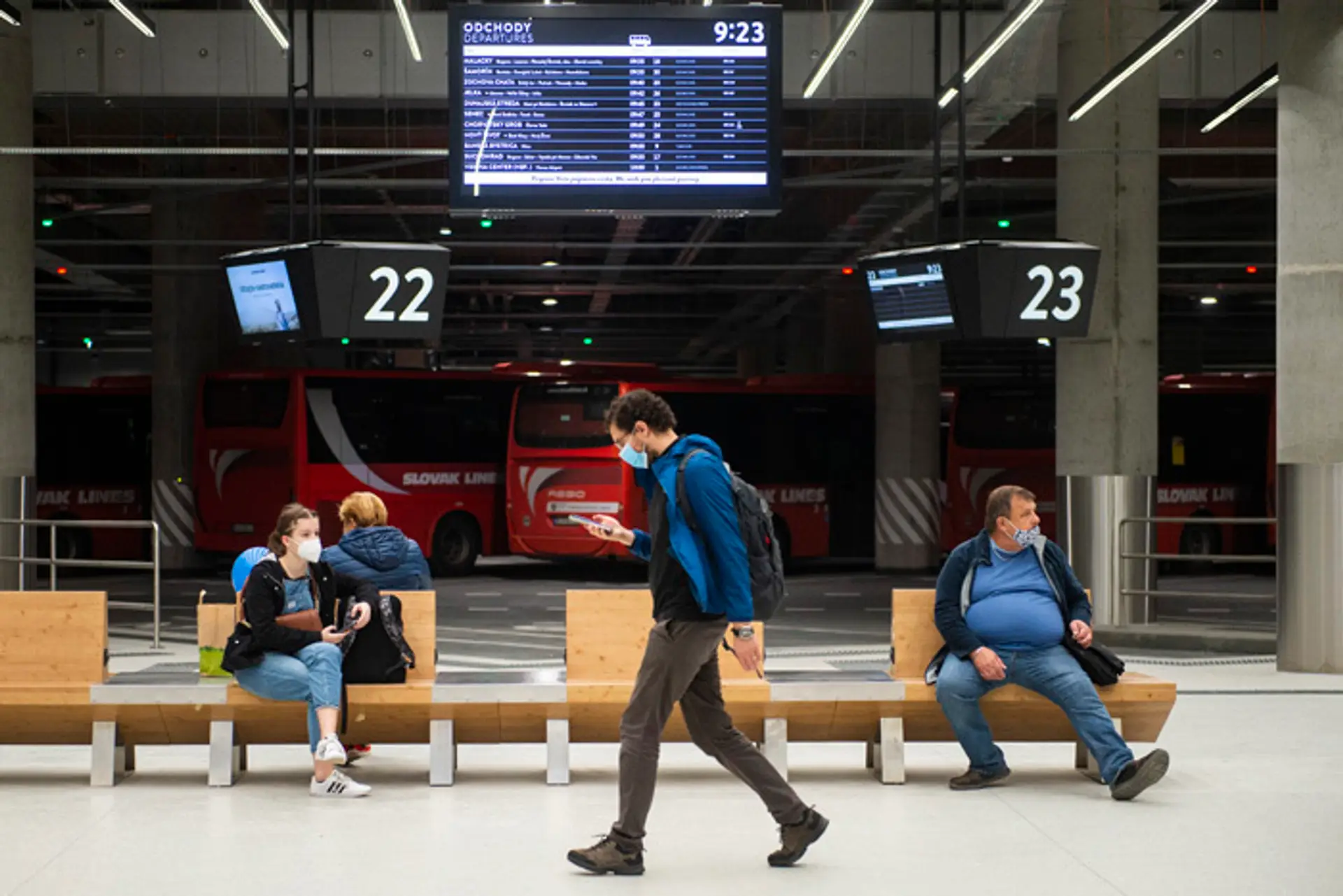 Návštevníci a cestujúci počas otvorenia novej bratislavskej Autobusovej stanice Nivy.
