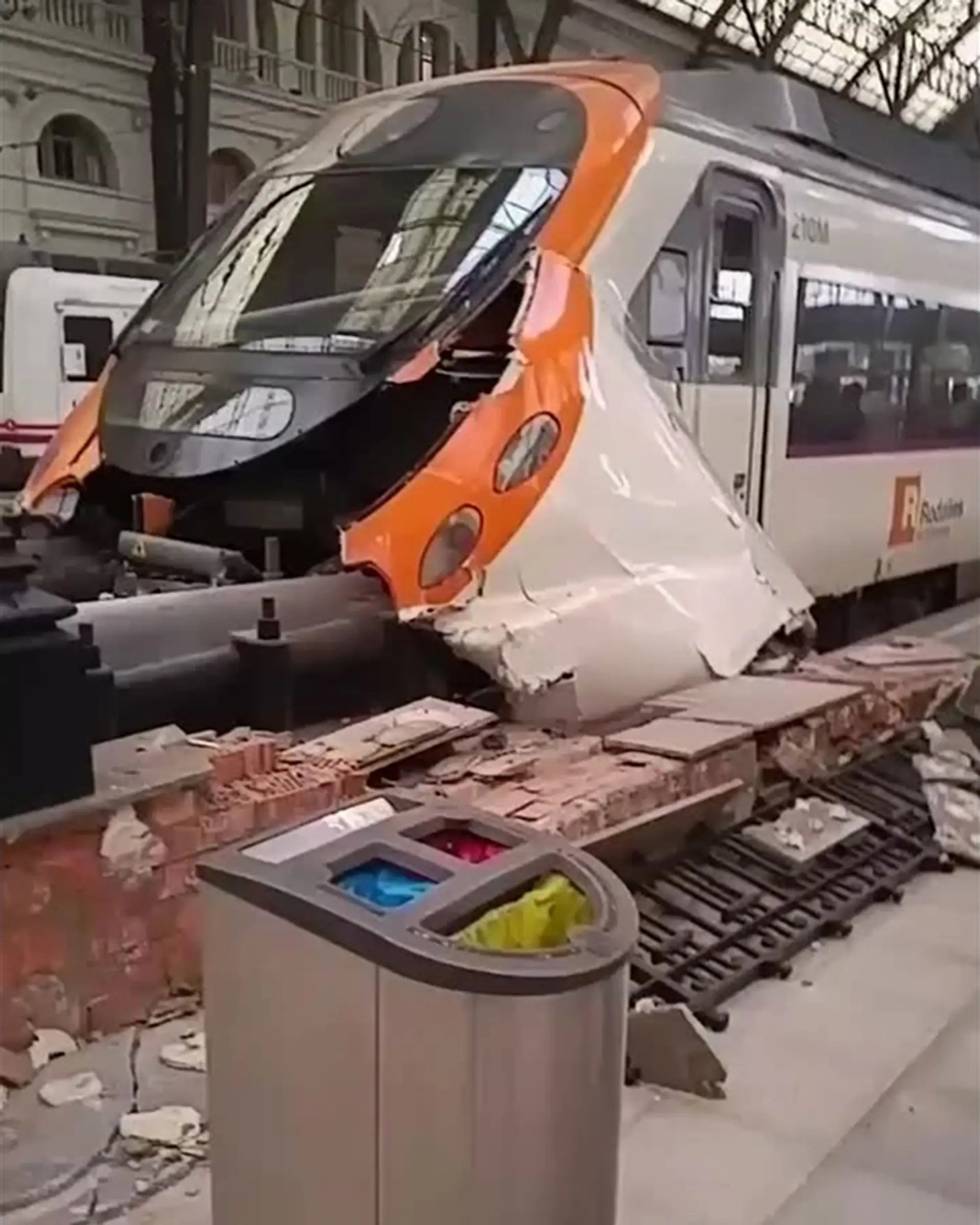 Prímestský vlak regionálnej katalánskej spoločnosti Rodalies po náraze.