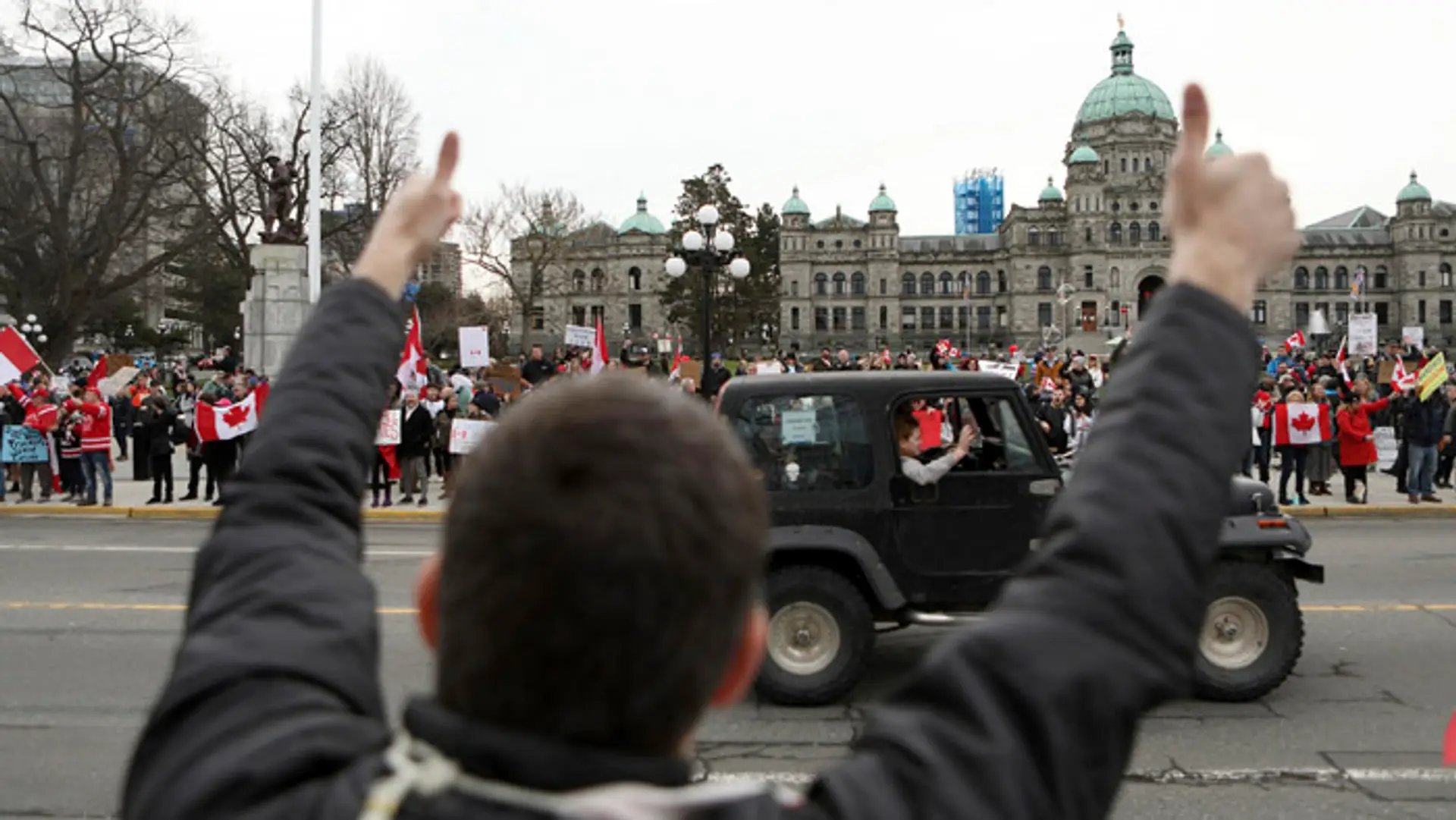 Tisíce ľudí protestovali proti očkovaniu.