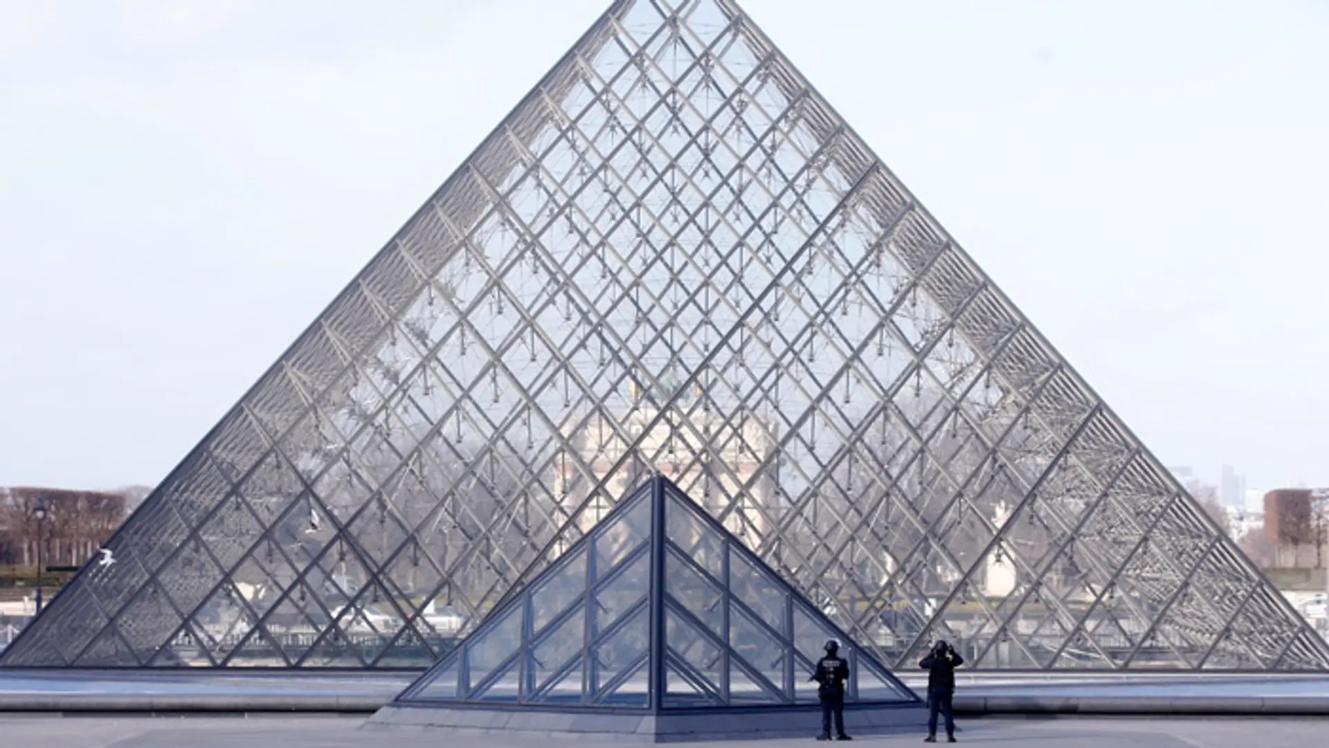 Útočník s nožom sa snažil dostať do múzea v parížskom Louvri.