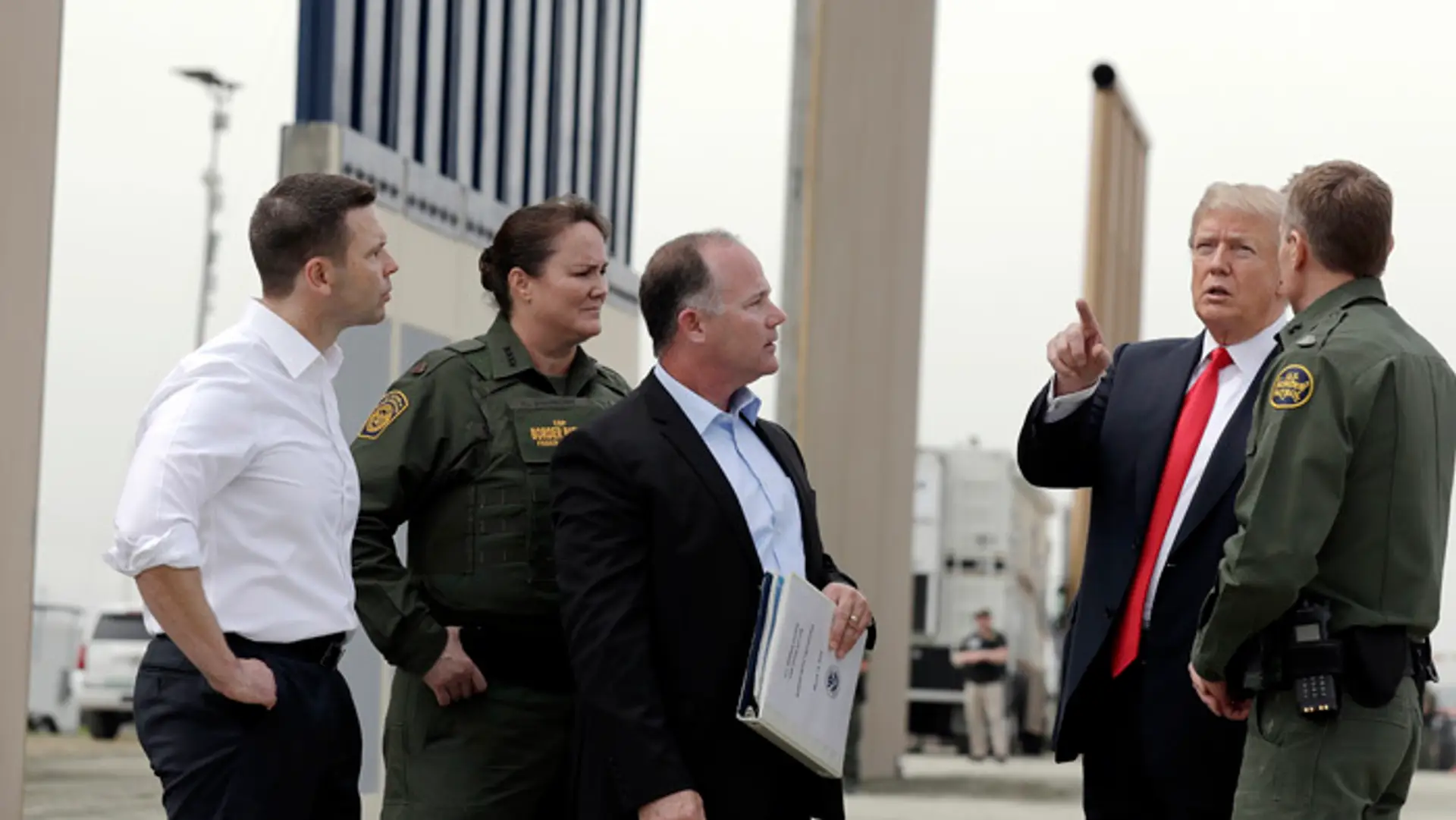 Americký prezident Donald Trump pri prehliadke prototypov hraničných múrov.