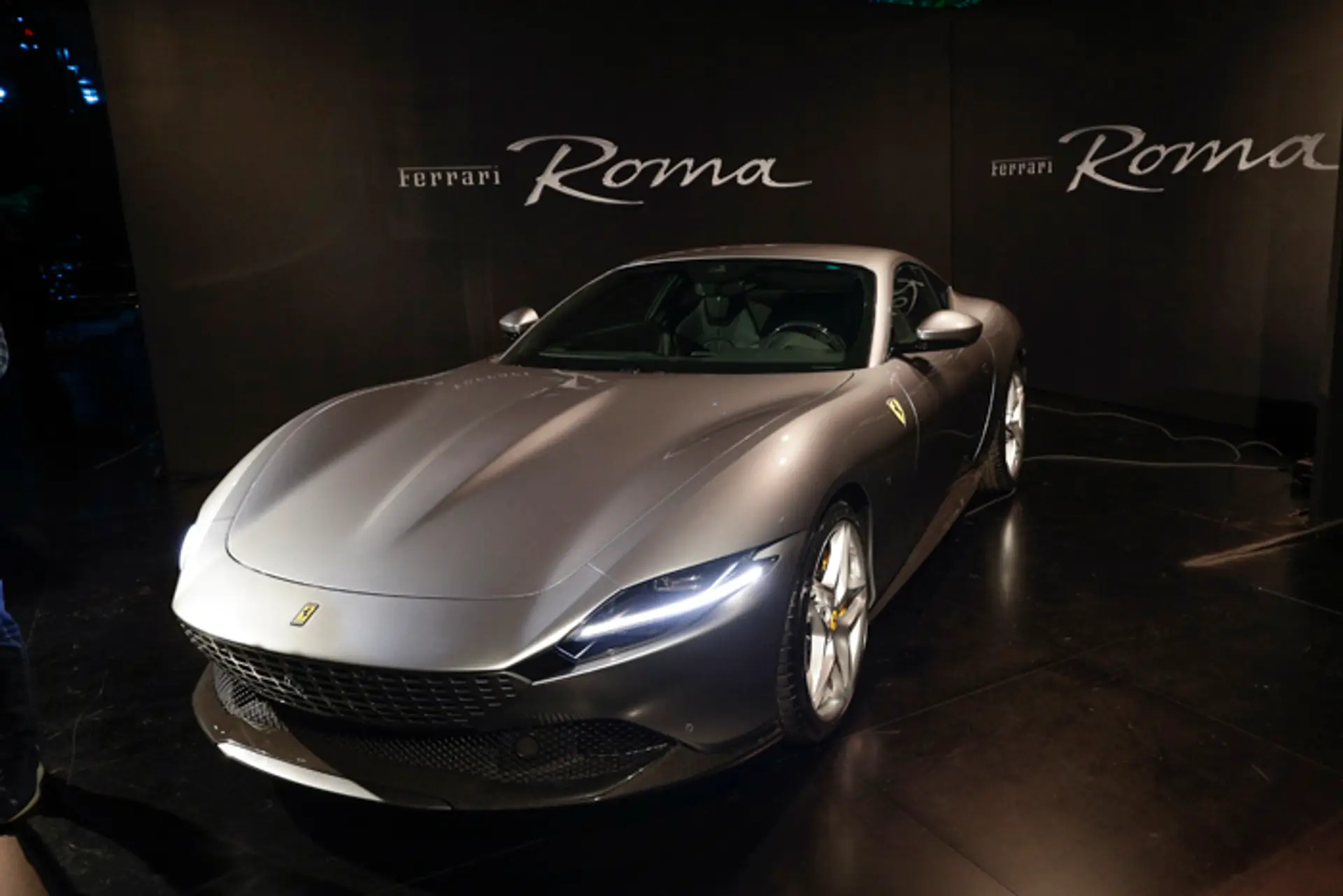 Nový typ športového automobilu Ferrari Roma počas oficiálneho predstavenia v Ríme.