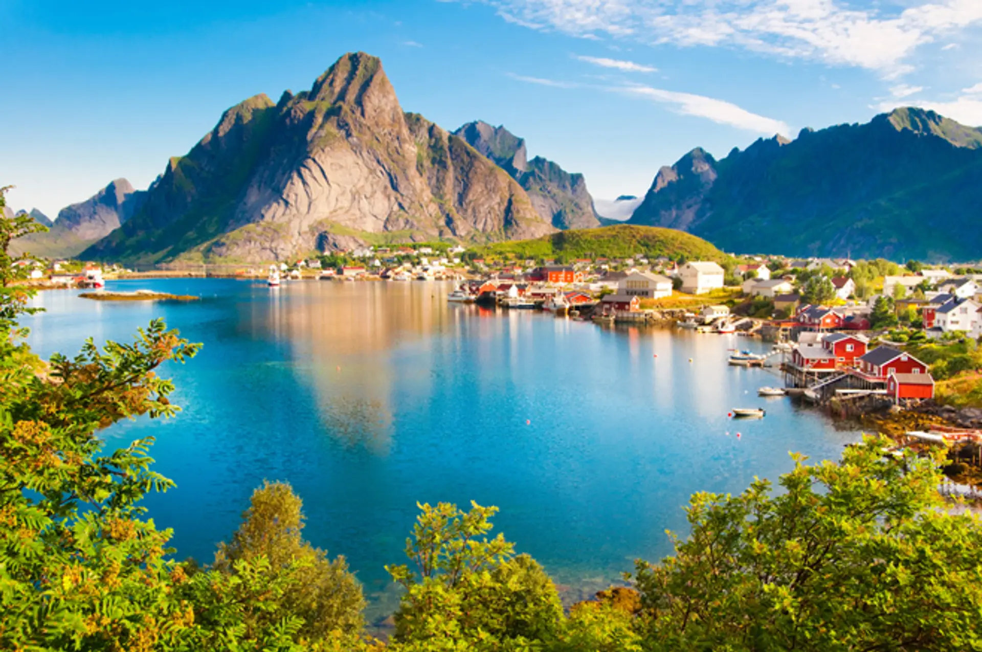 Rybárska osada Reinena sna úostrovií  Lofoten v Nórsku.