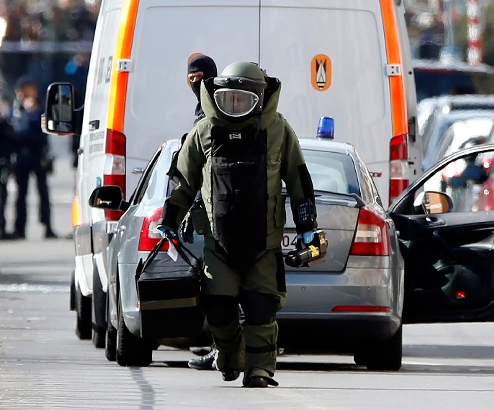 Policajný pyrotechnik v ťažkom ochrannom odeve