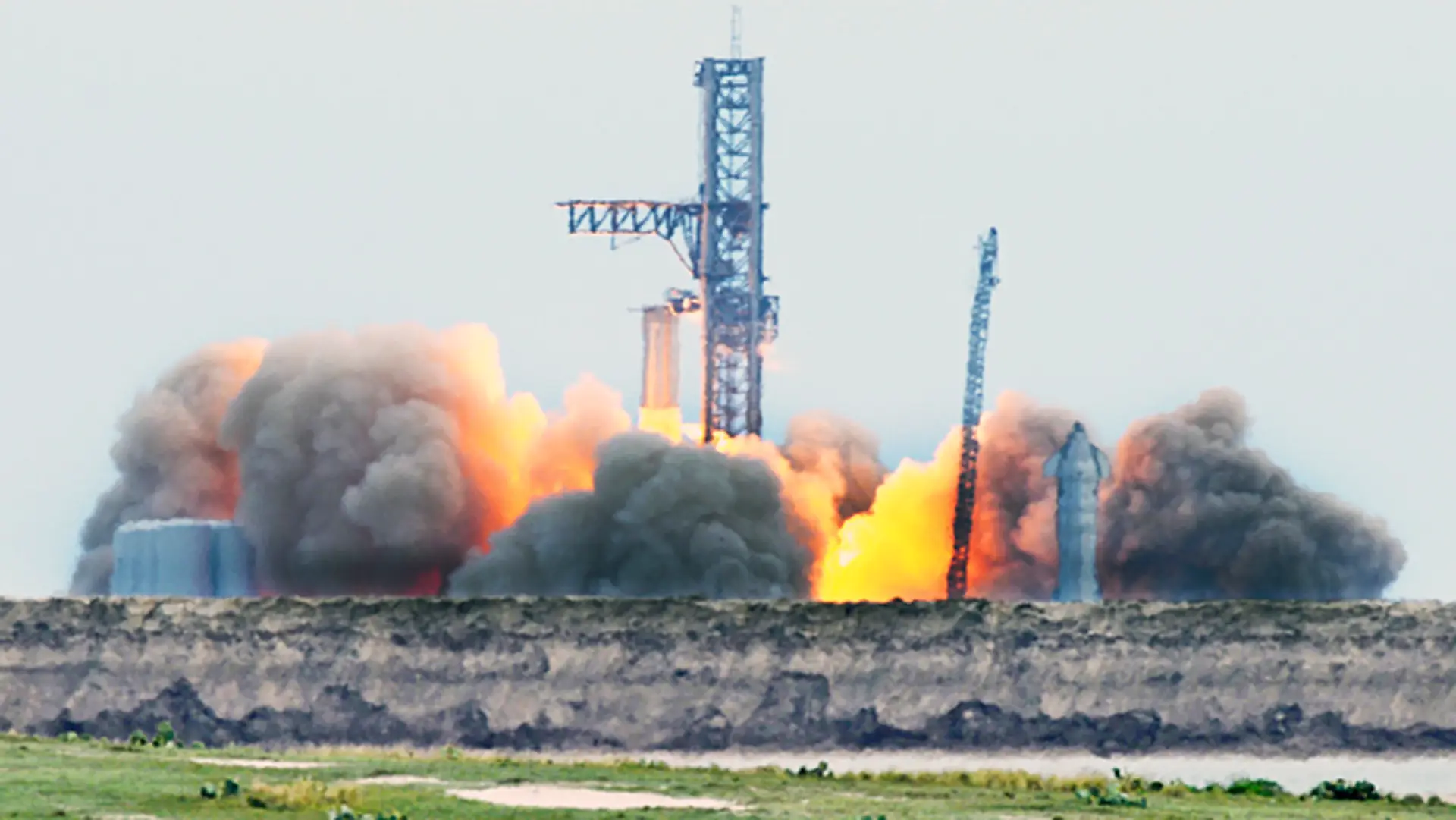 SpaceX vykonala úspešnú skúšku motorov vesmírnej rakety Starship.