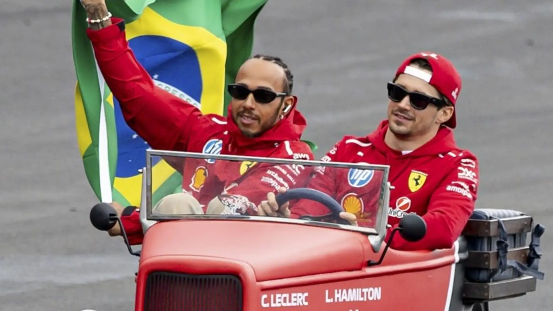 Lewis Hamilton (vľavo) a Charles Leclerc