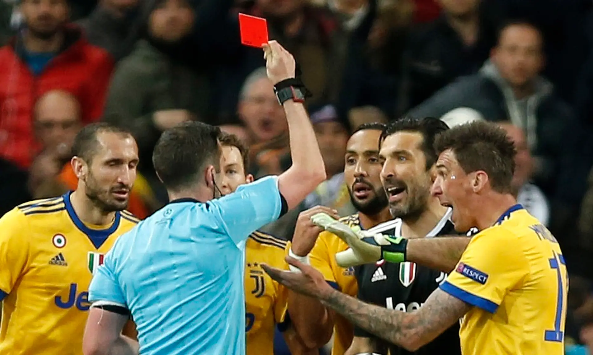 Rozhodca Michael Oliver ukazuje Buffonovi červenú kartu.