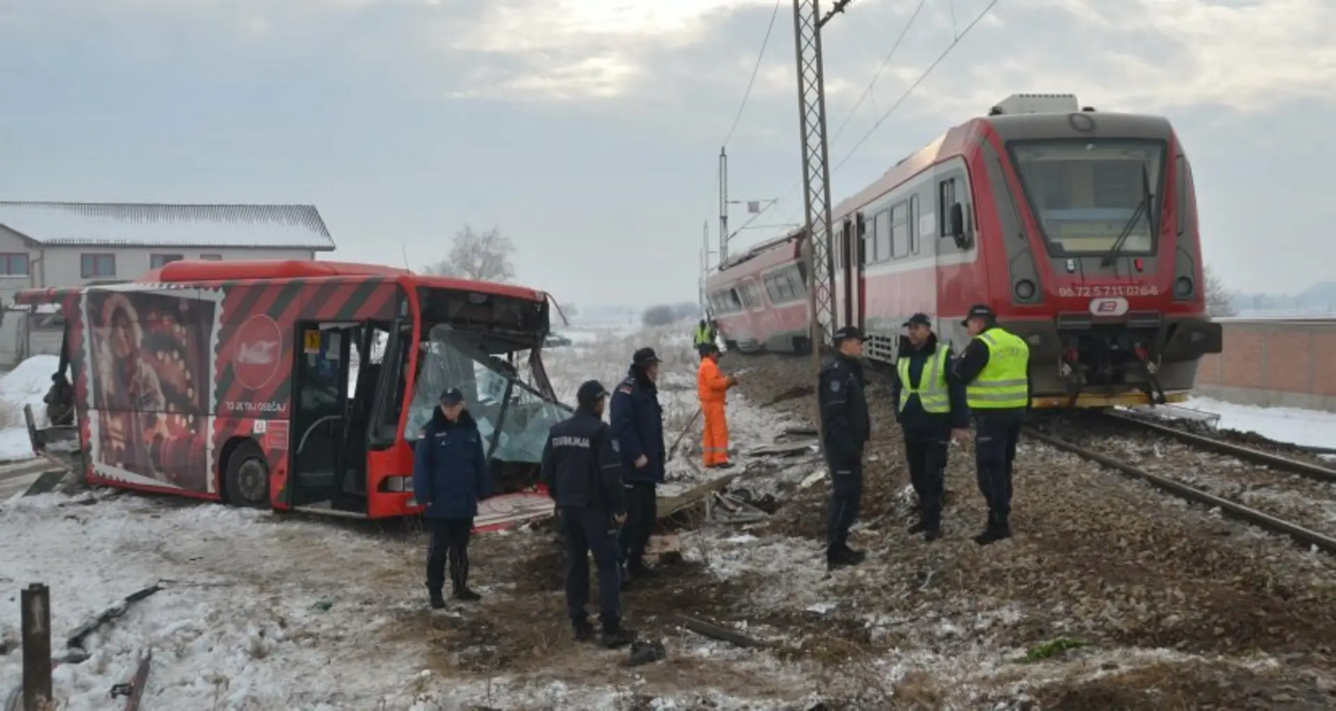 Nehoda vlaku a autobusu s deťmi v Srbsku