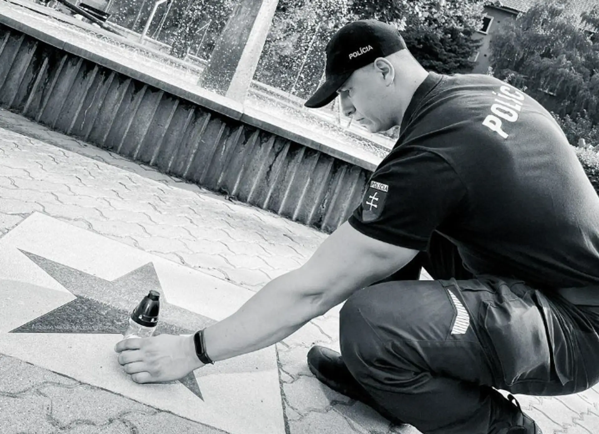 Bratislavský policajt pálil sviečku pri Fontáne pre Zuzanu na počesť zosnulého Vaša Patejdla.
