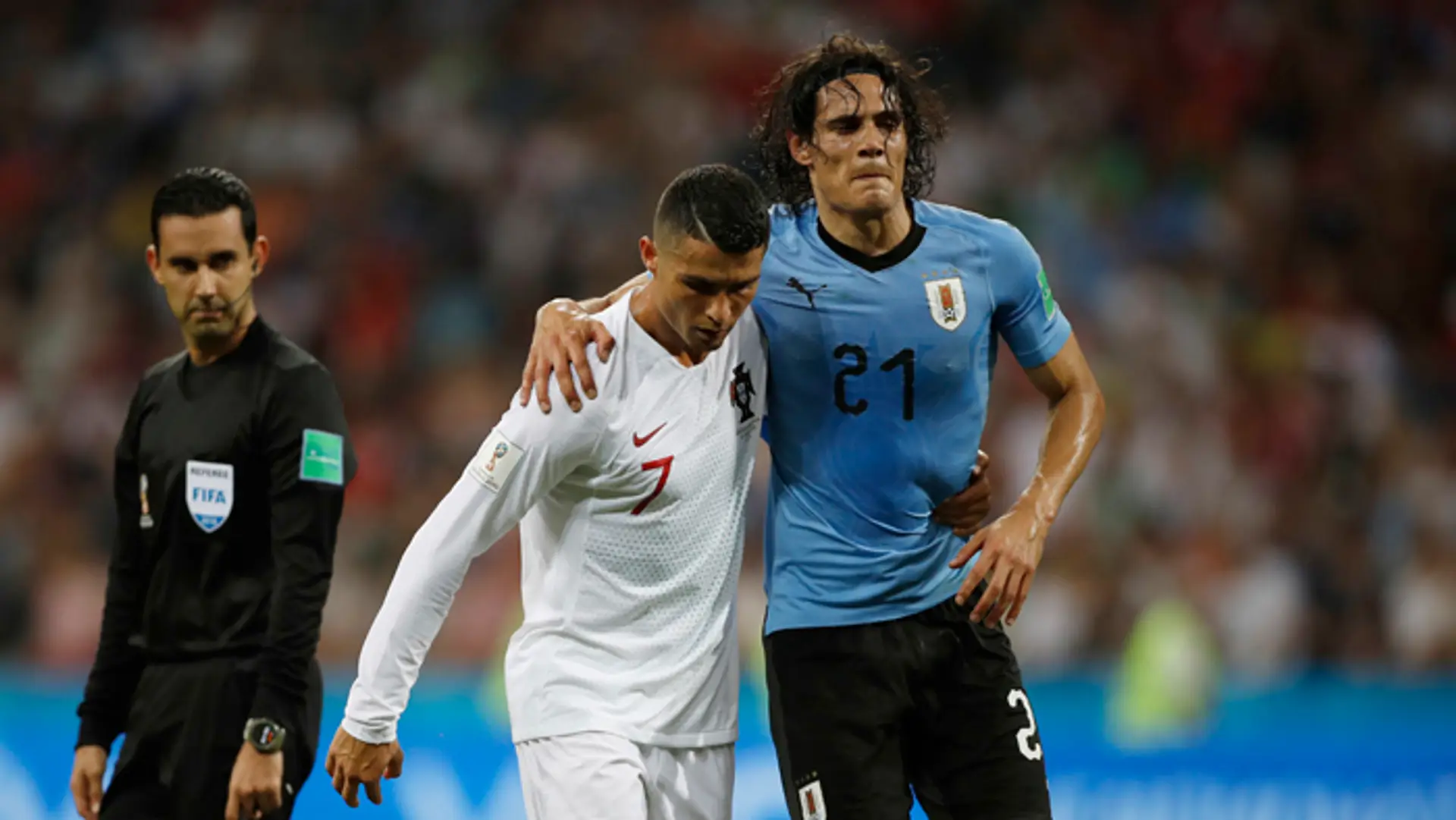 Ronaldo pomáha odísť z ihriska zranenému Cavanimu.