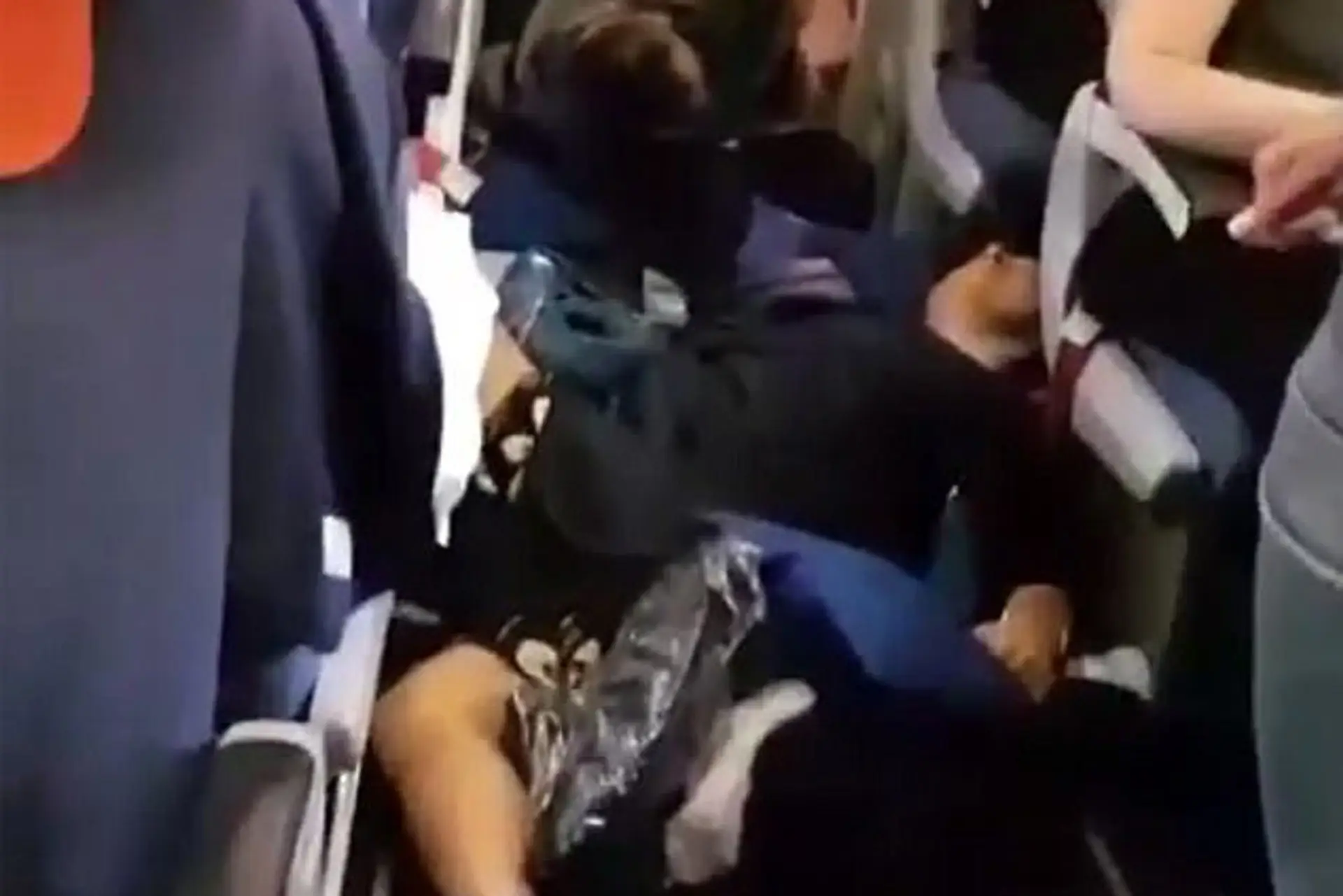 Horor na palube lietadla. Po silných turbulenciách je 25 zranených, medzi nimi aj deti