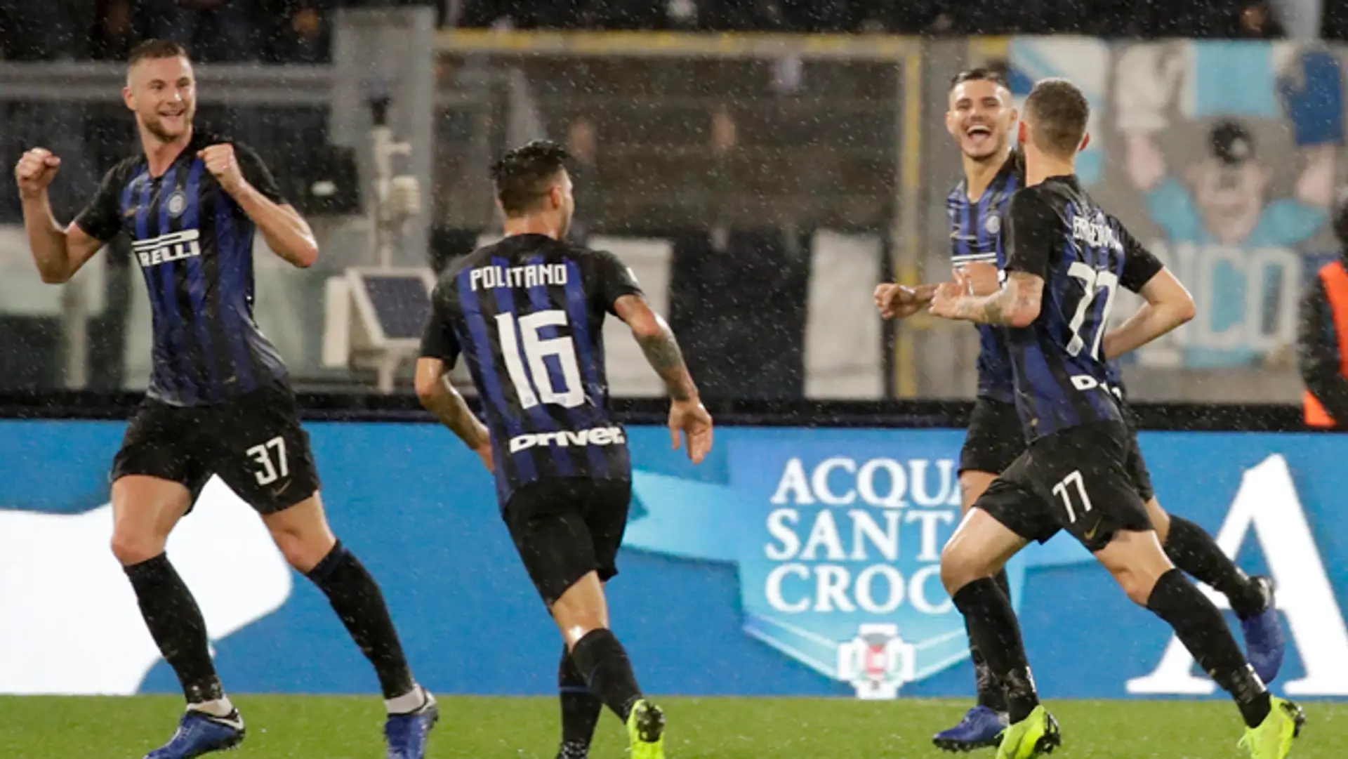 Obranca Interu Milan Škriniar (vľavo) oslavuje so spoluhráčmi gól Marcela Brozoviča.