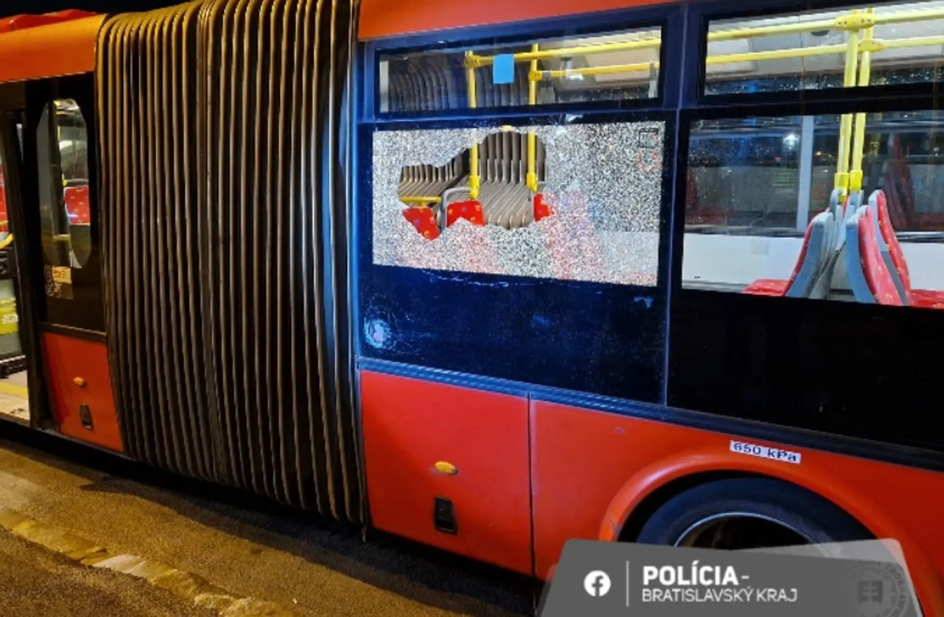 Rozbitý autobus MHD.