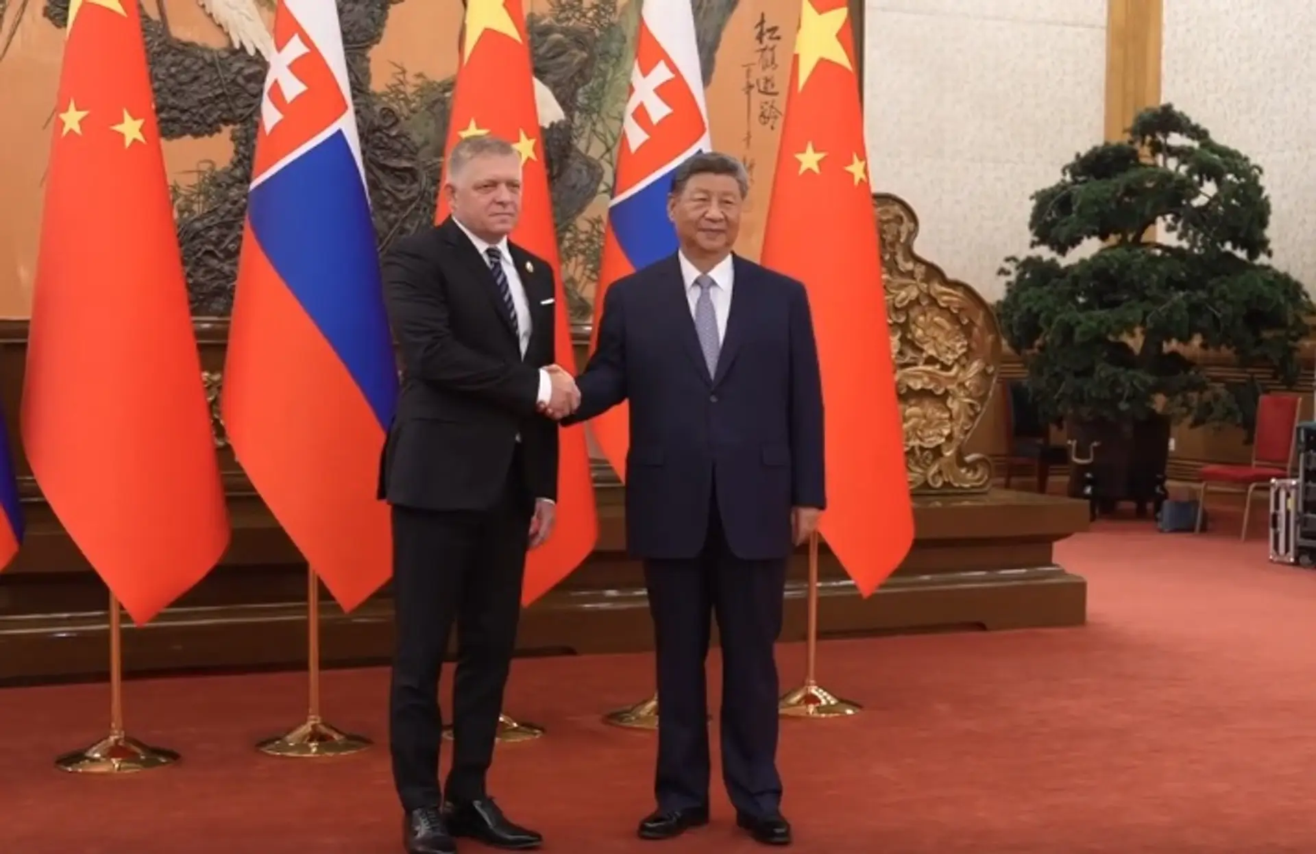 Premiér SR Robert Fico a čínsky prezident Si Ťin-pching. 