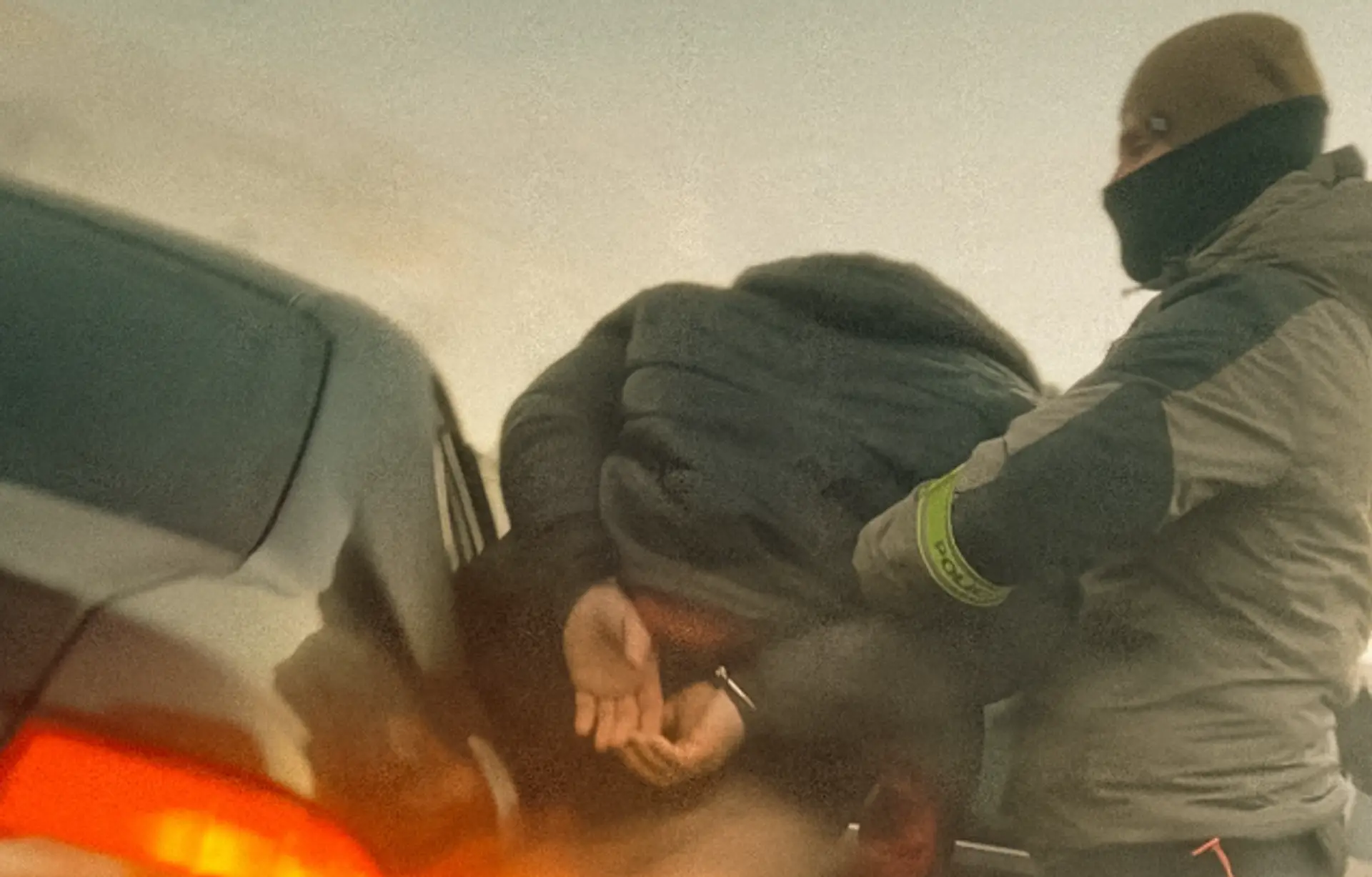 Na snímke muž s putami na rukách pri policajnej akcii Plyšák.