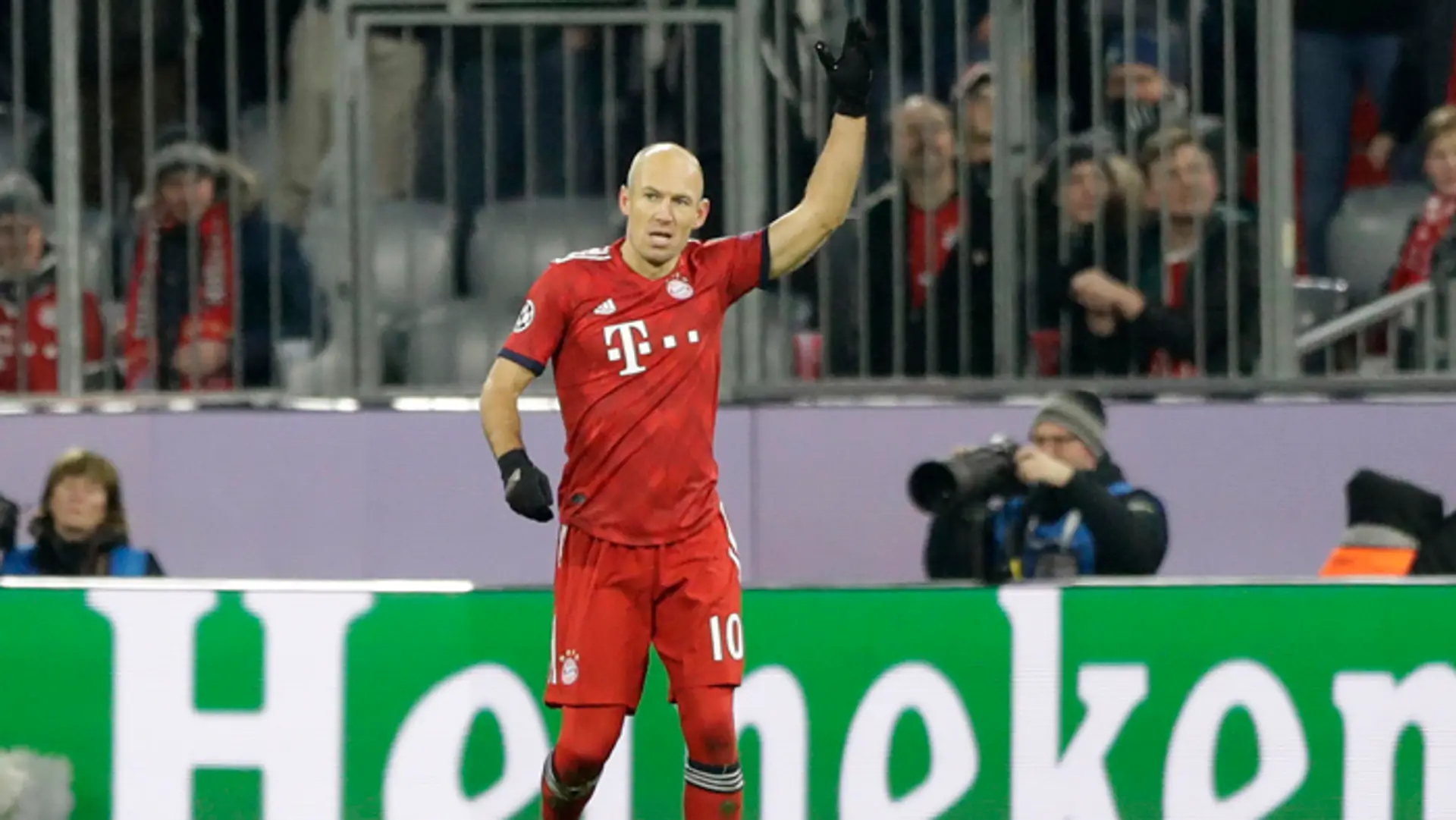 Hráč Bayernu Arjen Robben oslavuje úvodný gól do bránky Benficy.