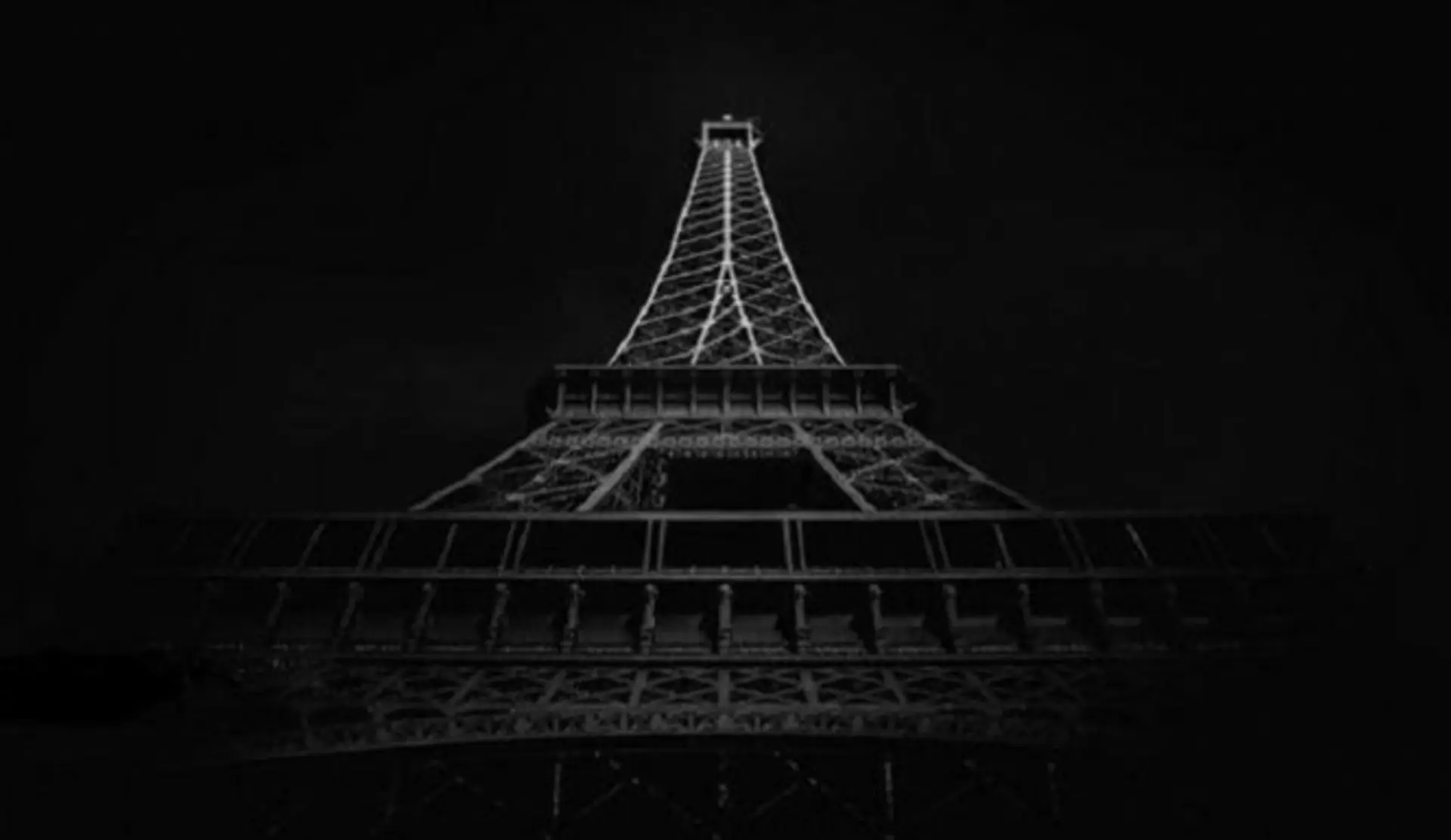 Eiffelova veža sa ponorila do tmy na počesť obetí parížskeho útoku.