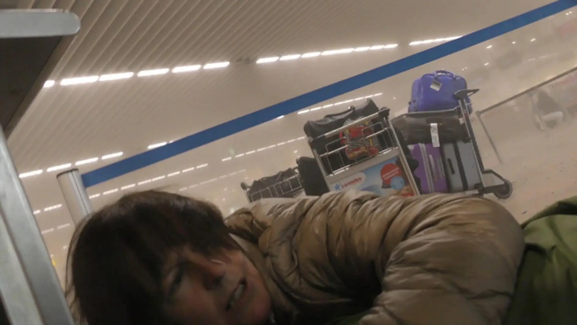Neznáma cestujúca leží na zemi bezprostredne po útoku na bruselskom letisku Zaventem.