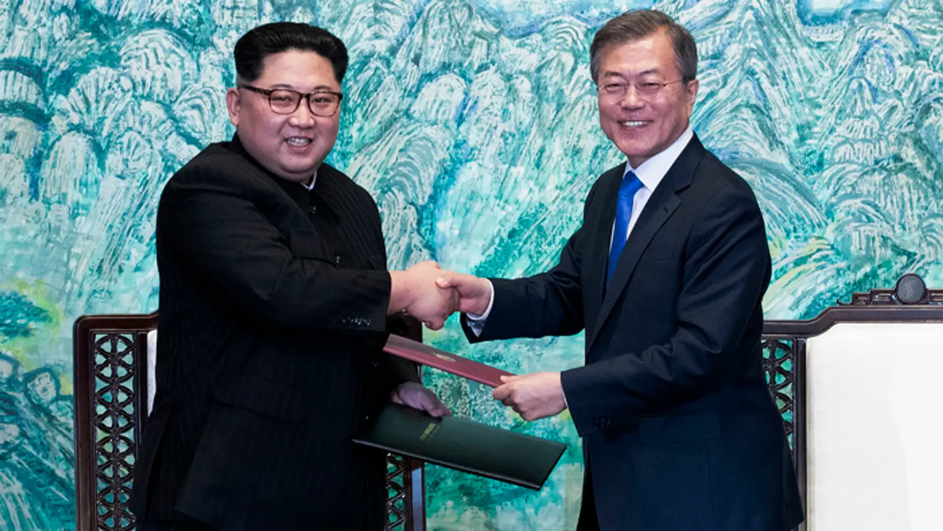 Lídri Severnej a Južnej Kórey Kim Čong-un a Mun Če-in.