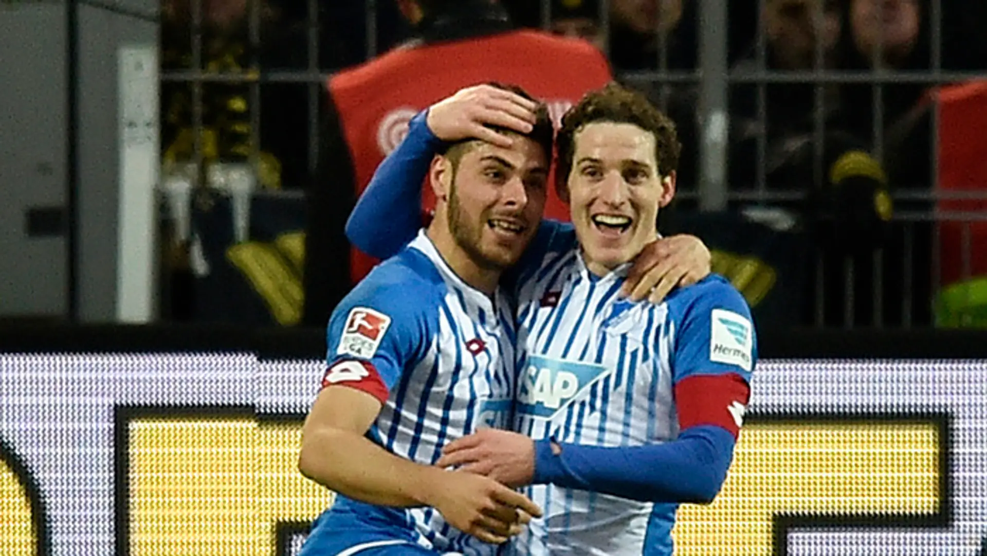 Sebastian Rudy (vpravo) sa teší z gólu so spohráčom Kevinom Vollandom. (Archívna snímka).