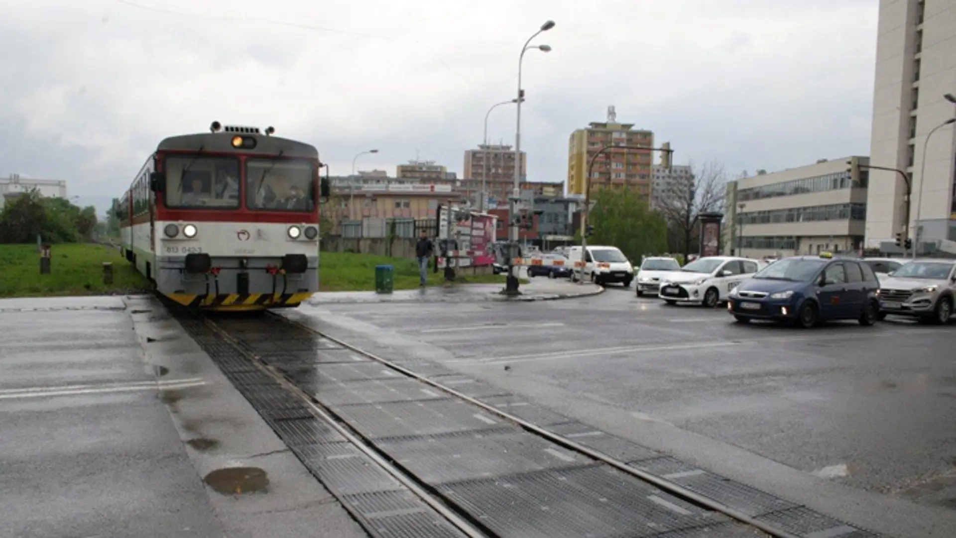 Prichádzajúci vlak do stanice Bratislava filiálka.